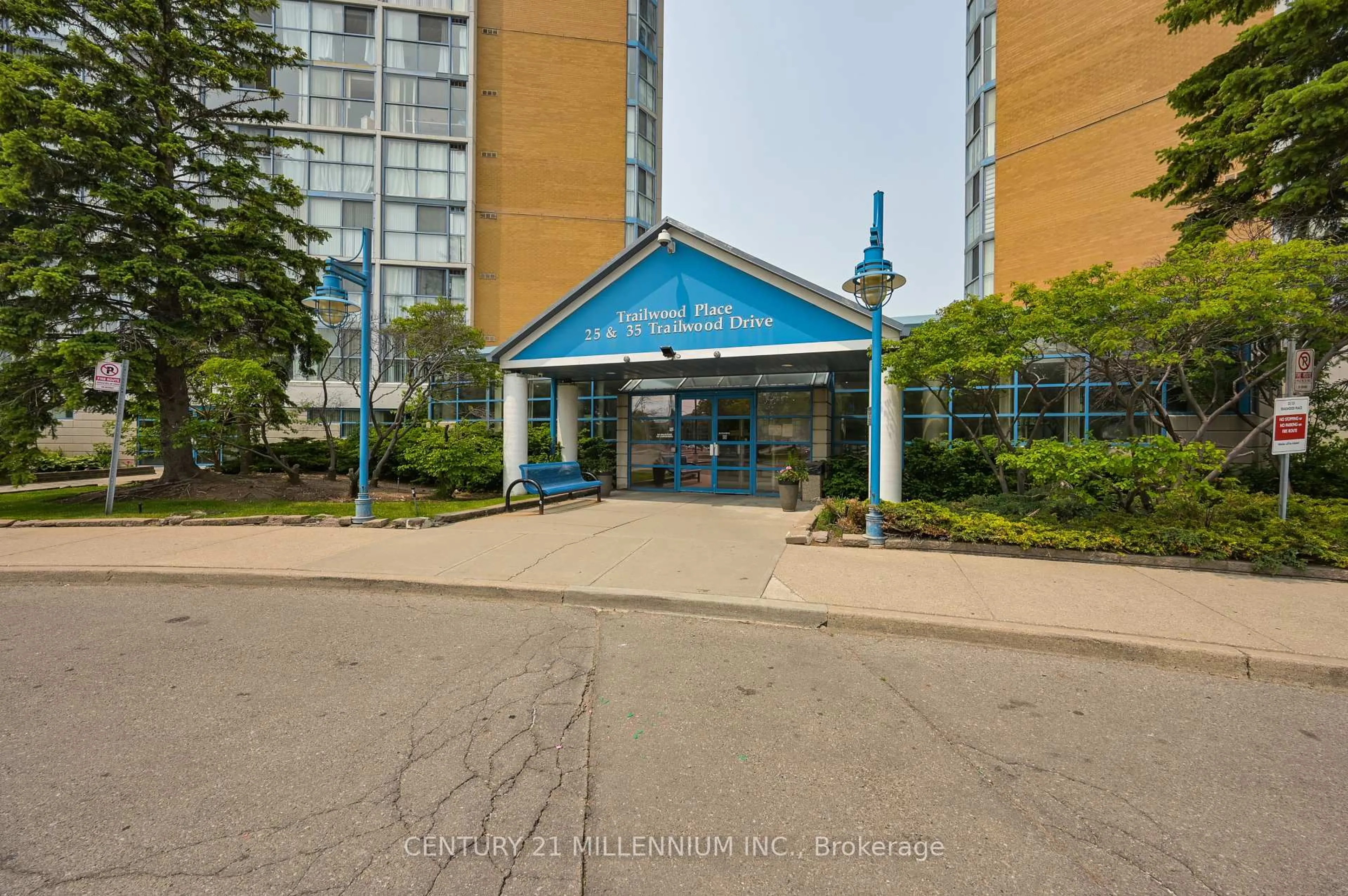 Indoor foyer for 35 Trailwood Dr #913, Mississauga Ontario L4Z 3L6