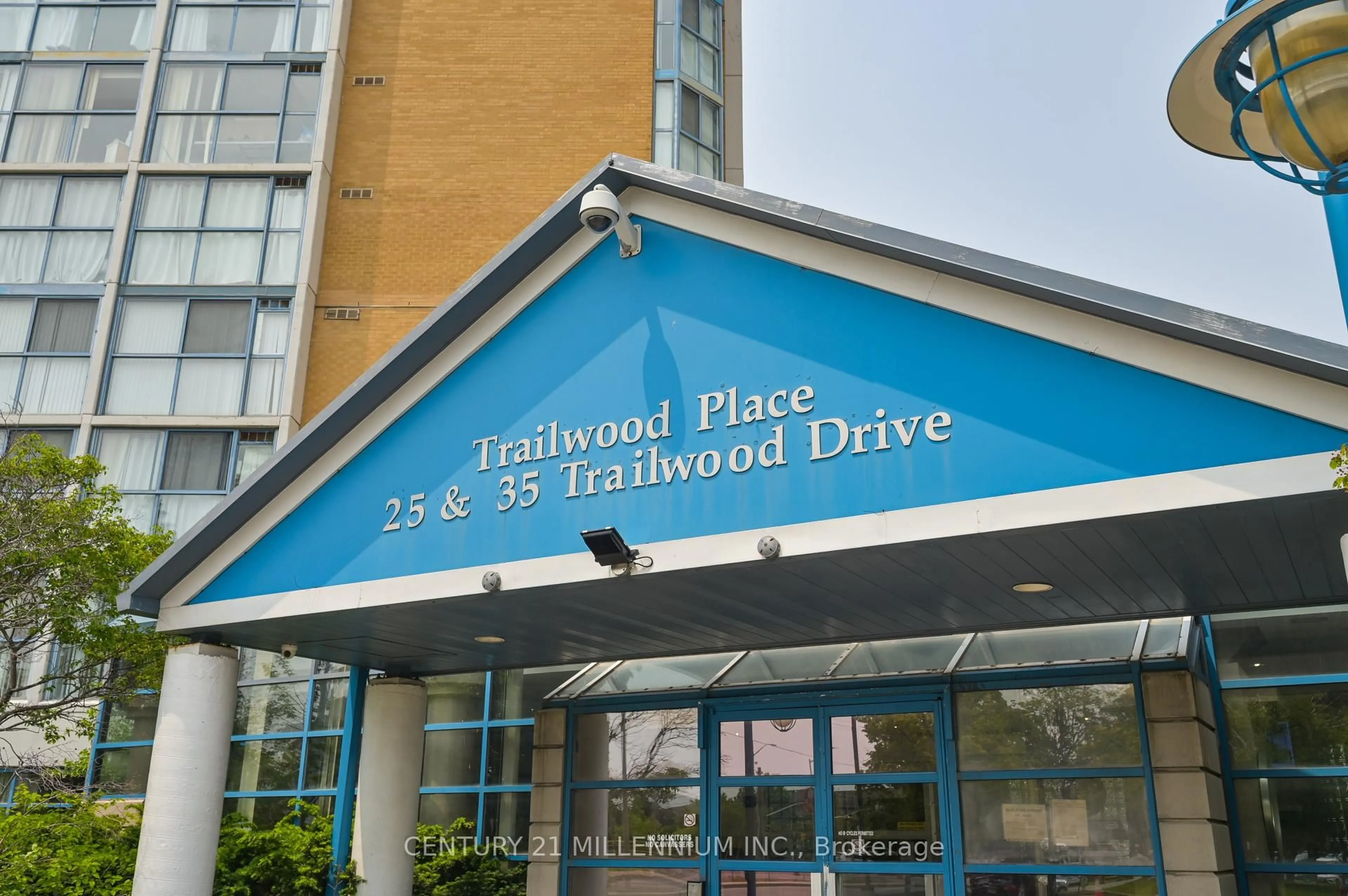 Indoor foyer for 35 Trailwood Dr #913, Mississauga Ontario L4Z 3L6