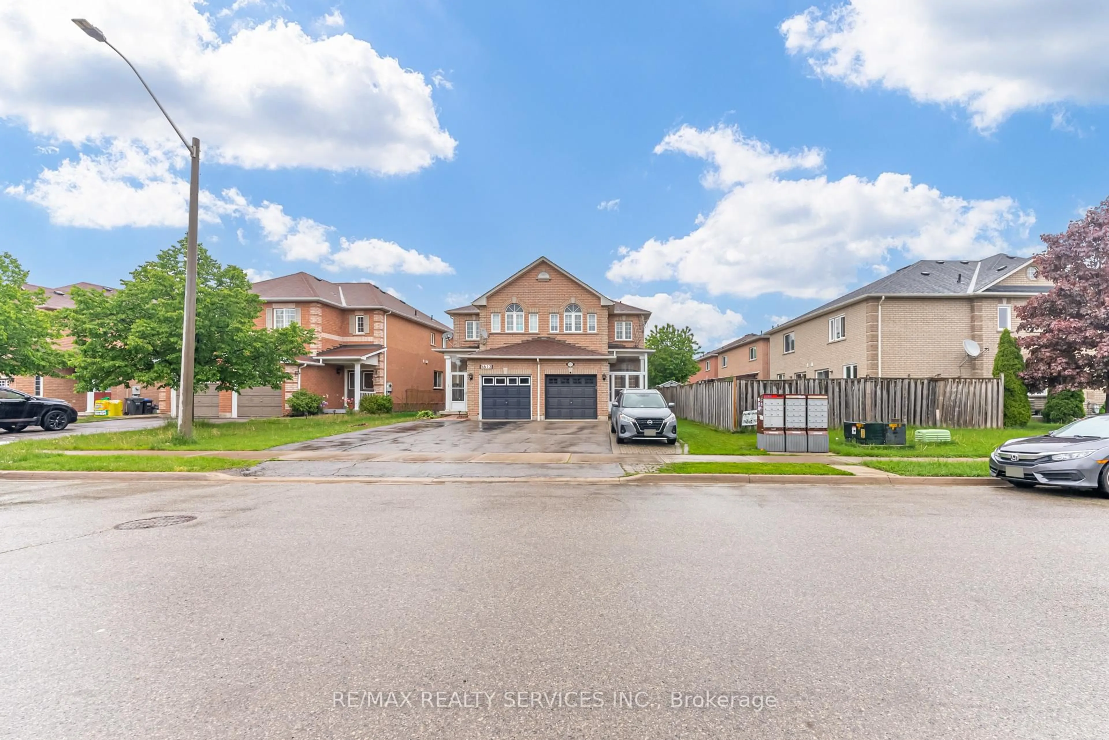 A pic from outside/outdoor area/front of a property/back of a property/a pic from drone, street for 5611 Armando Ave, Mississauga Ontario L5V 3A7