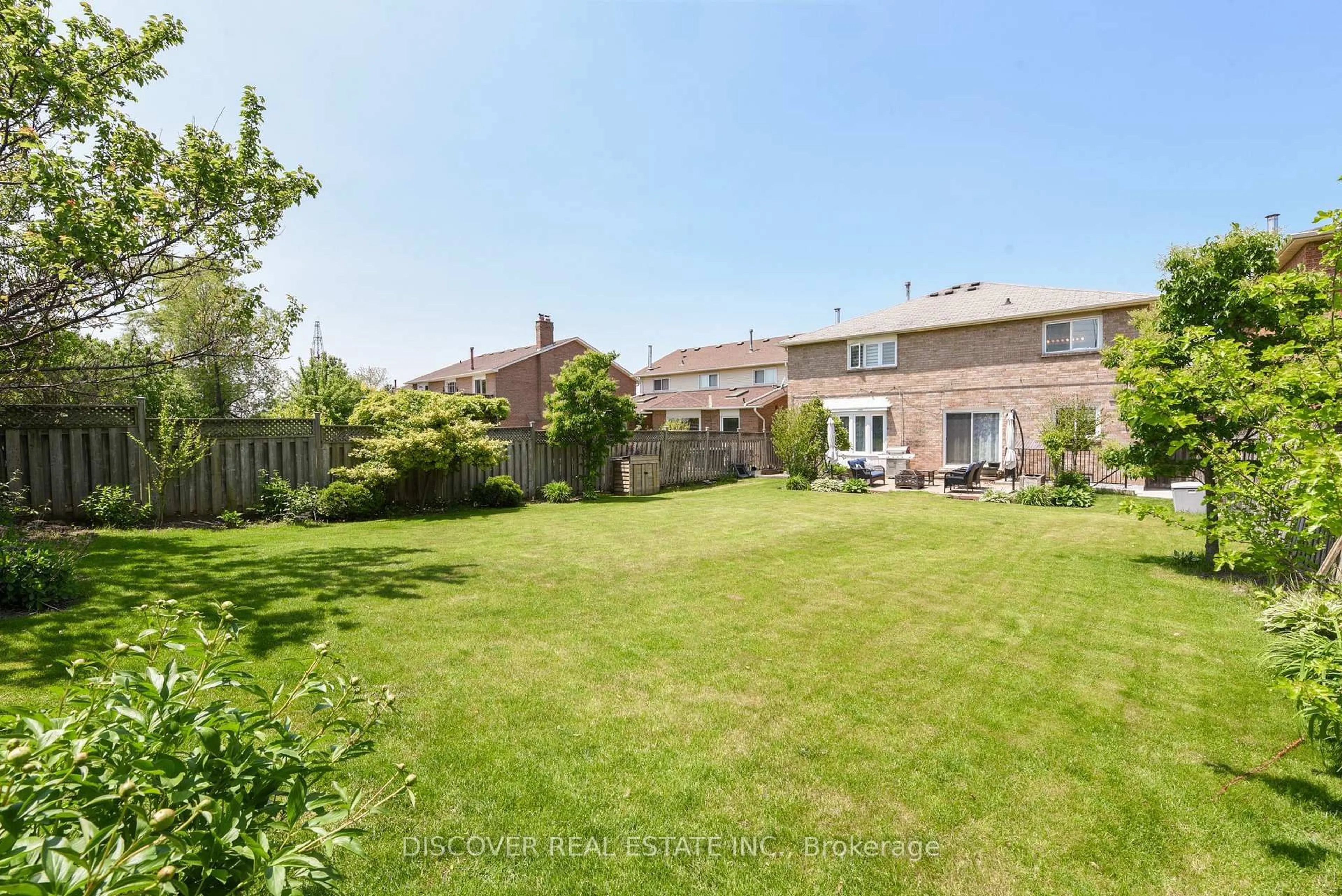A pic from outside/outdoor area/front of a property/back of a property/a pic from drone, street for 2594 Ambercroft Tr, Mississauga Ontario L5M 4K3