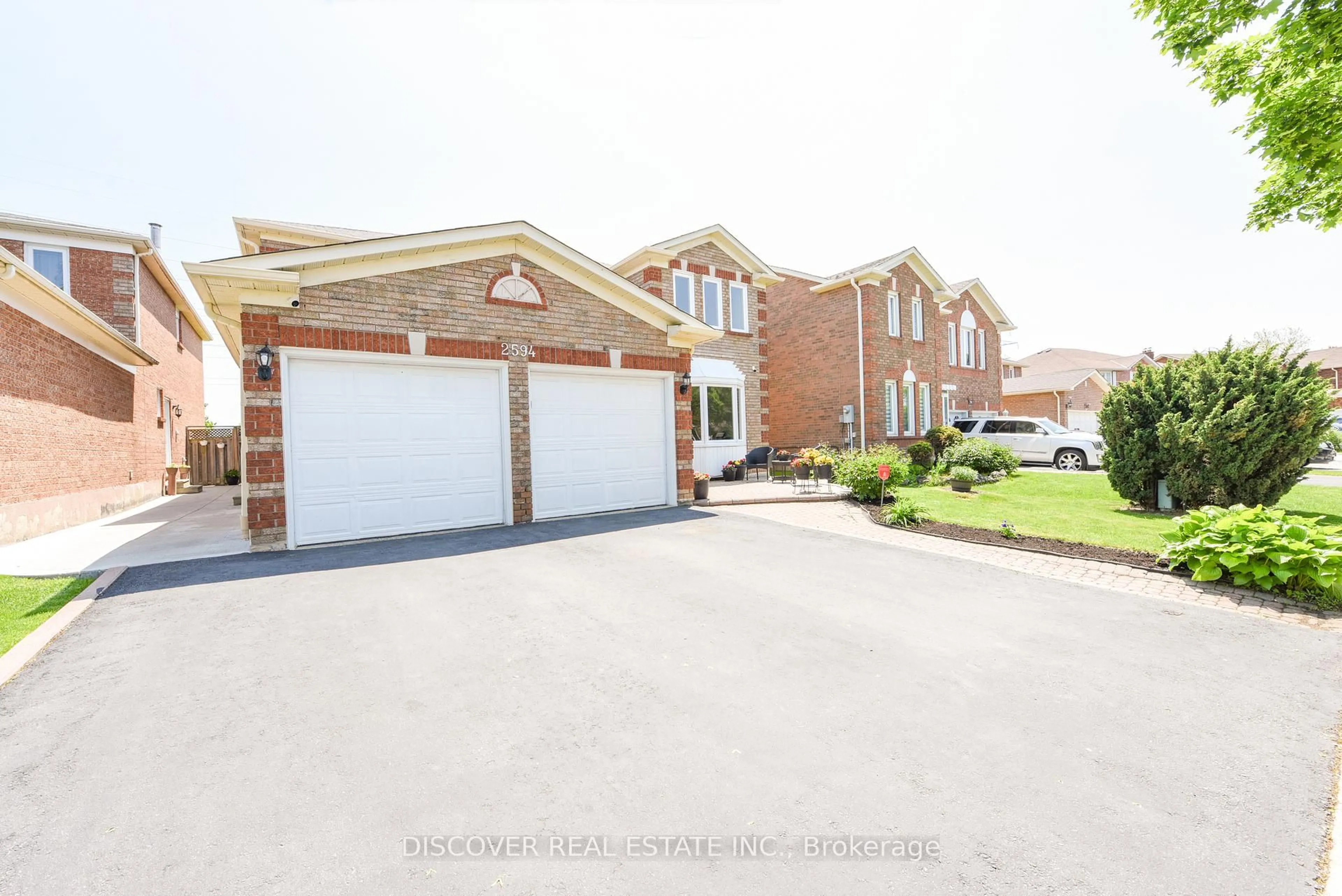 Home with brick exterior material, street for 2594 Ambercroft Tr, Mississauga Ontario L5M 4K3