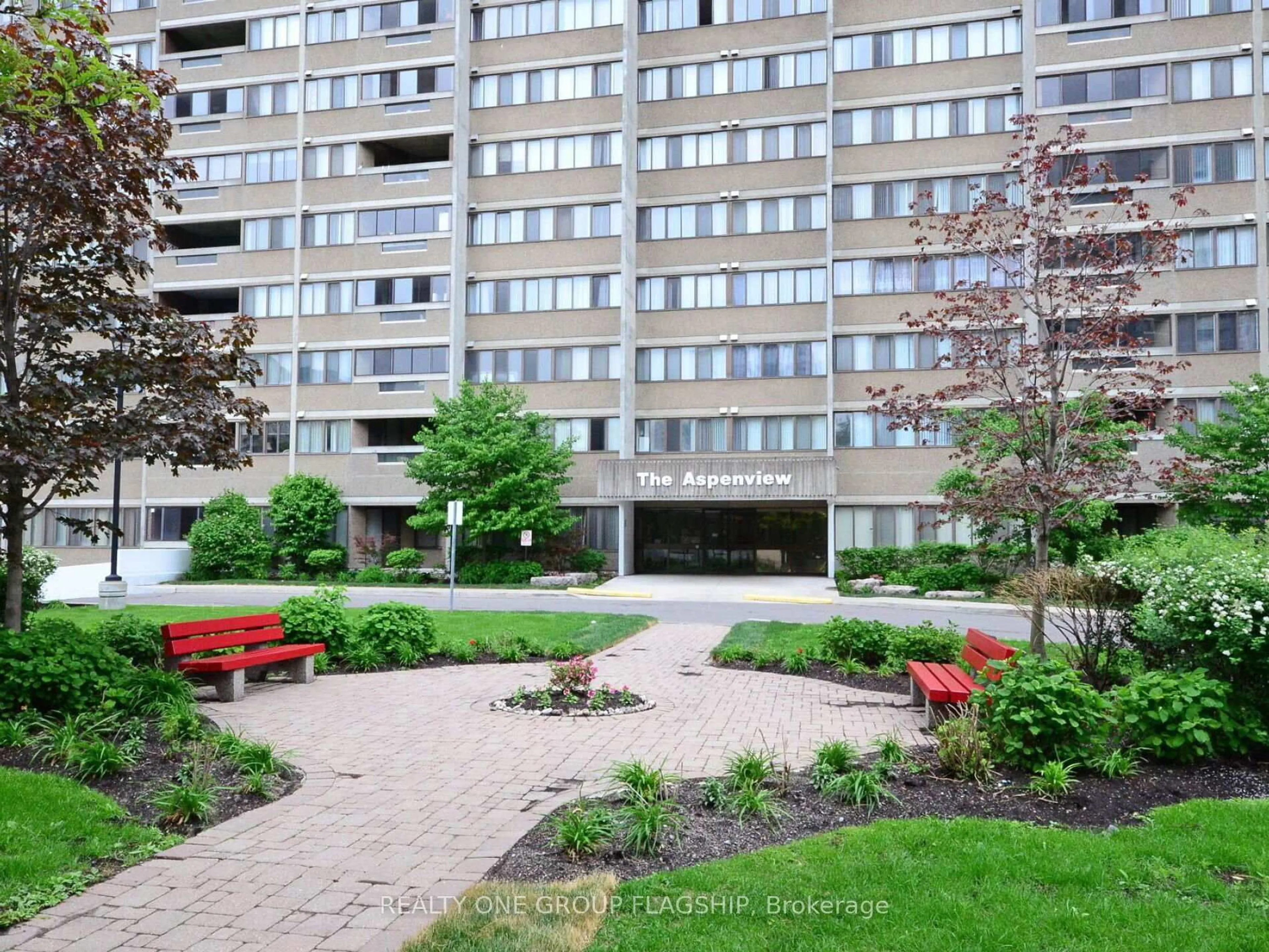 Patio, street for 50 Elm Dr #1209, Mississauga Ontario L5A 3X2