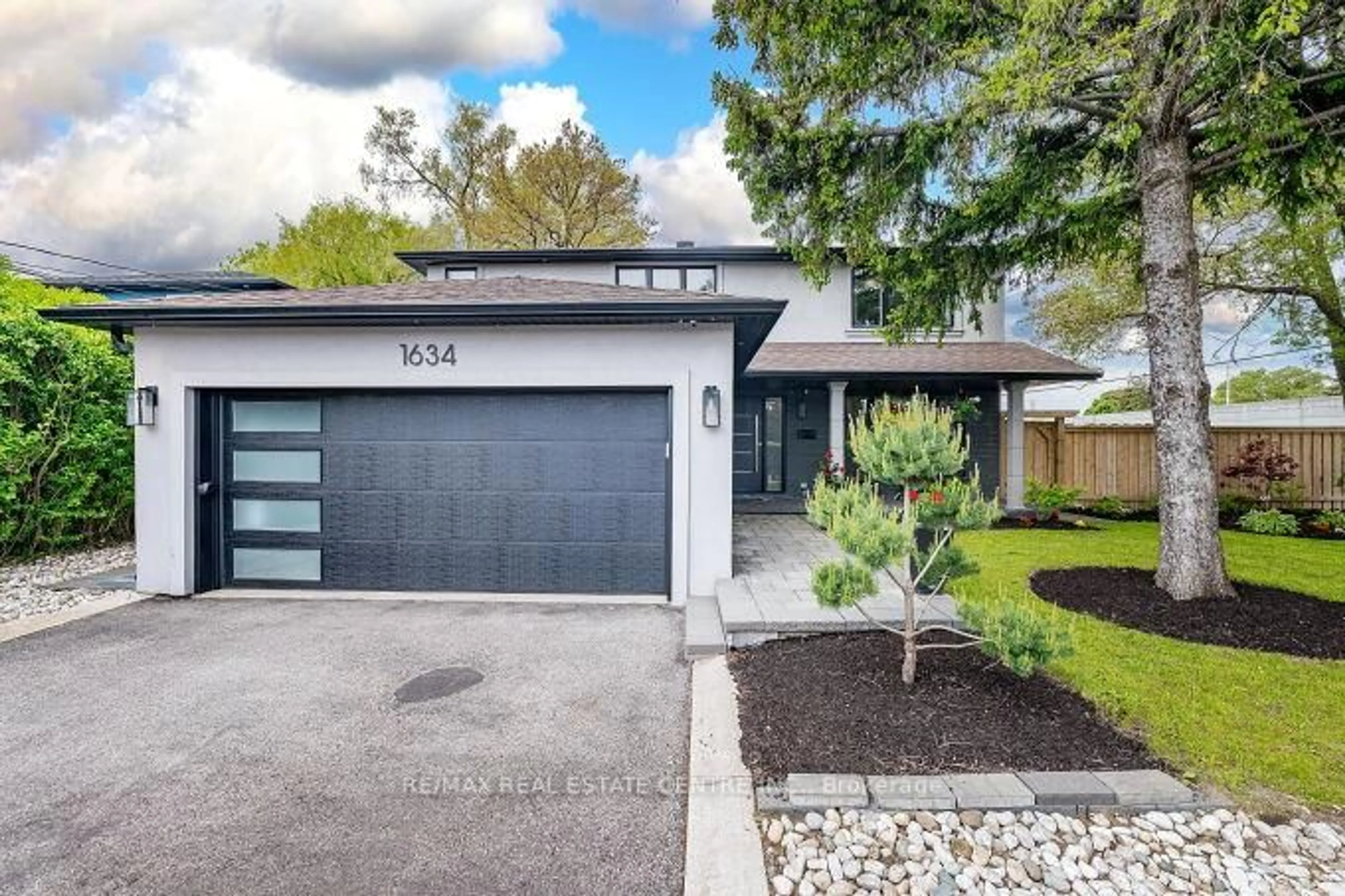 Home with brick exterior material, street for 1634 Ewald Rd, Mississauga Ontario L5G 4C3