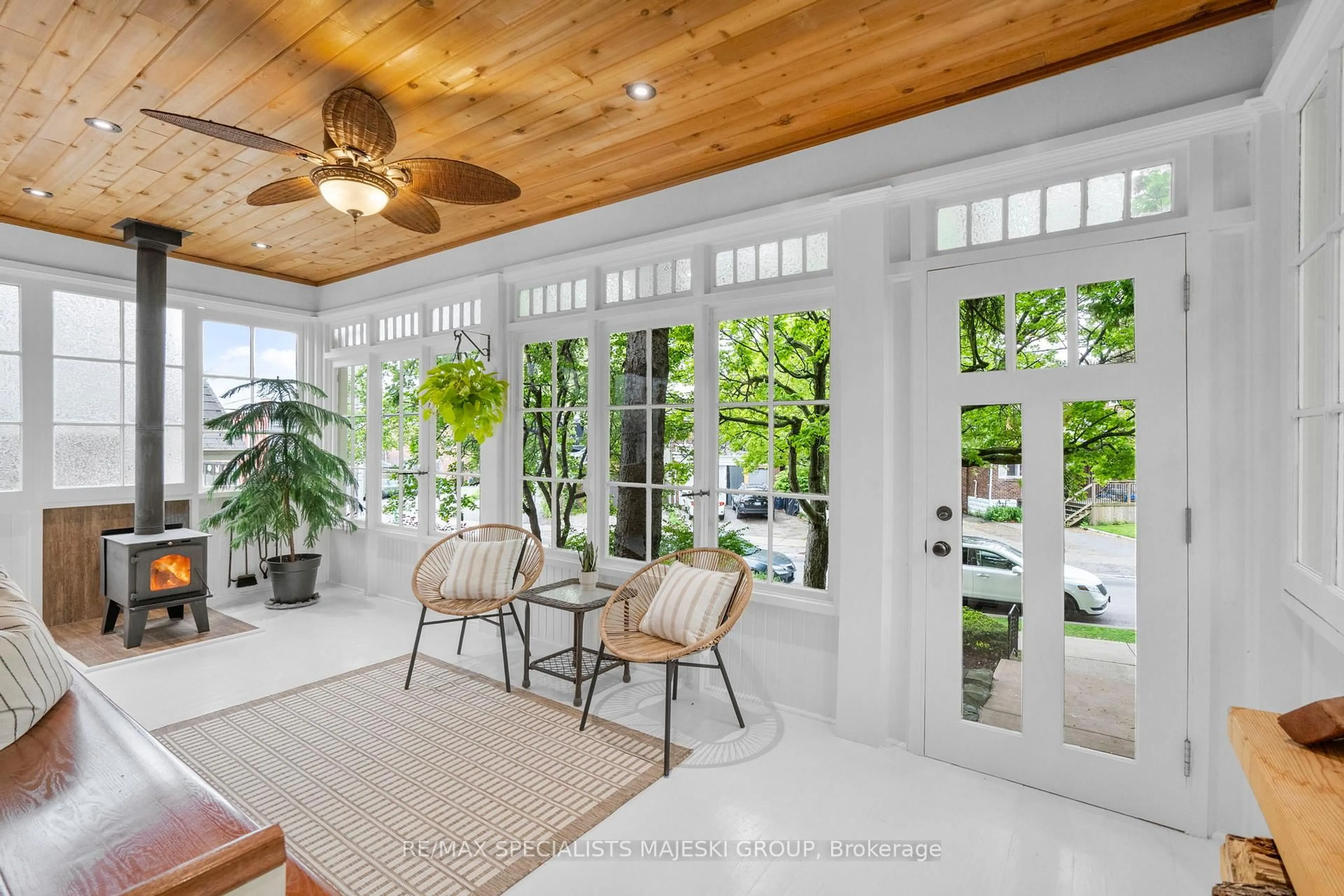 Indoor entryway for 21 Primrose Ave, Toronto Ontario M6H 3V1