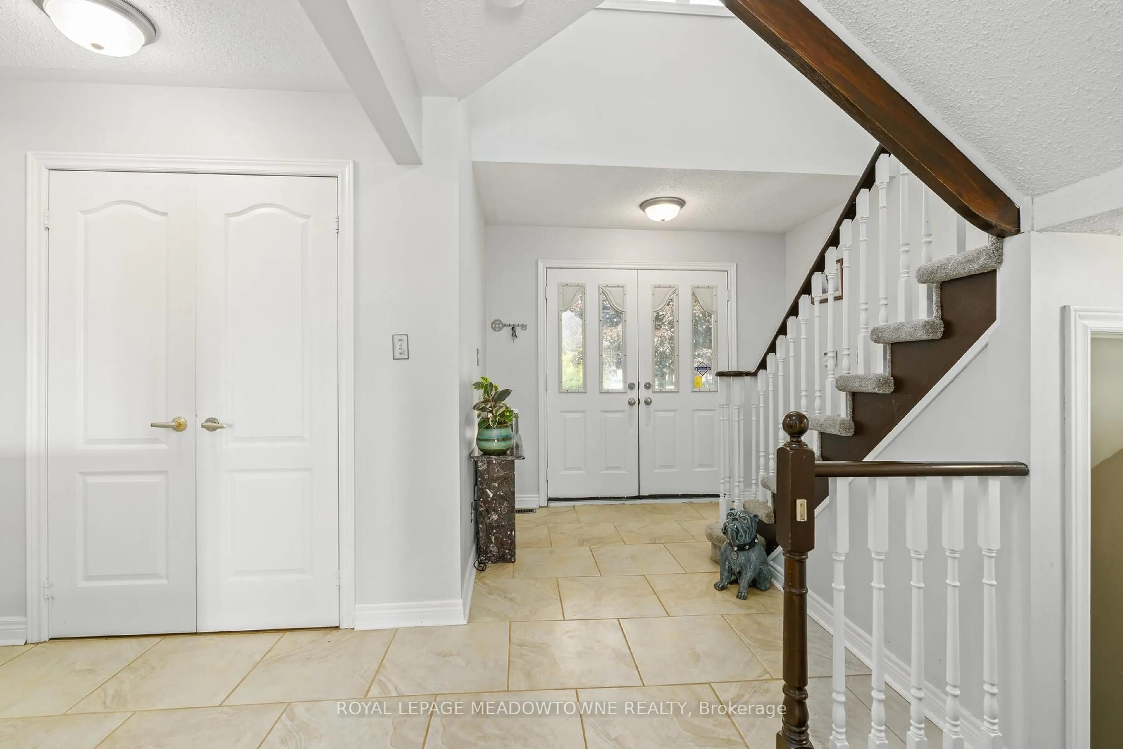 Indoor entryway for 1 Mcclure Crt, Halton Hills Ontario L7G 5X6