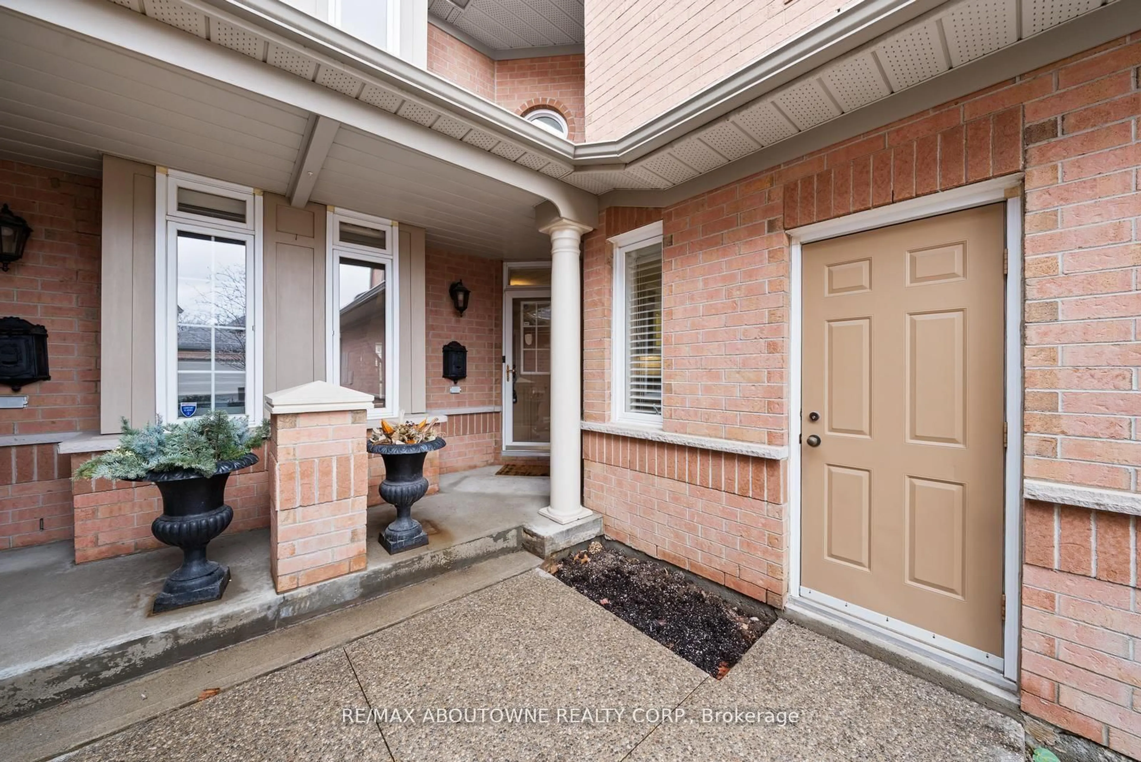 Indoor entryway for 2165 Country Club Dr #12, Burlington Ontario L7M 4H4