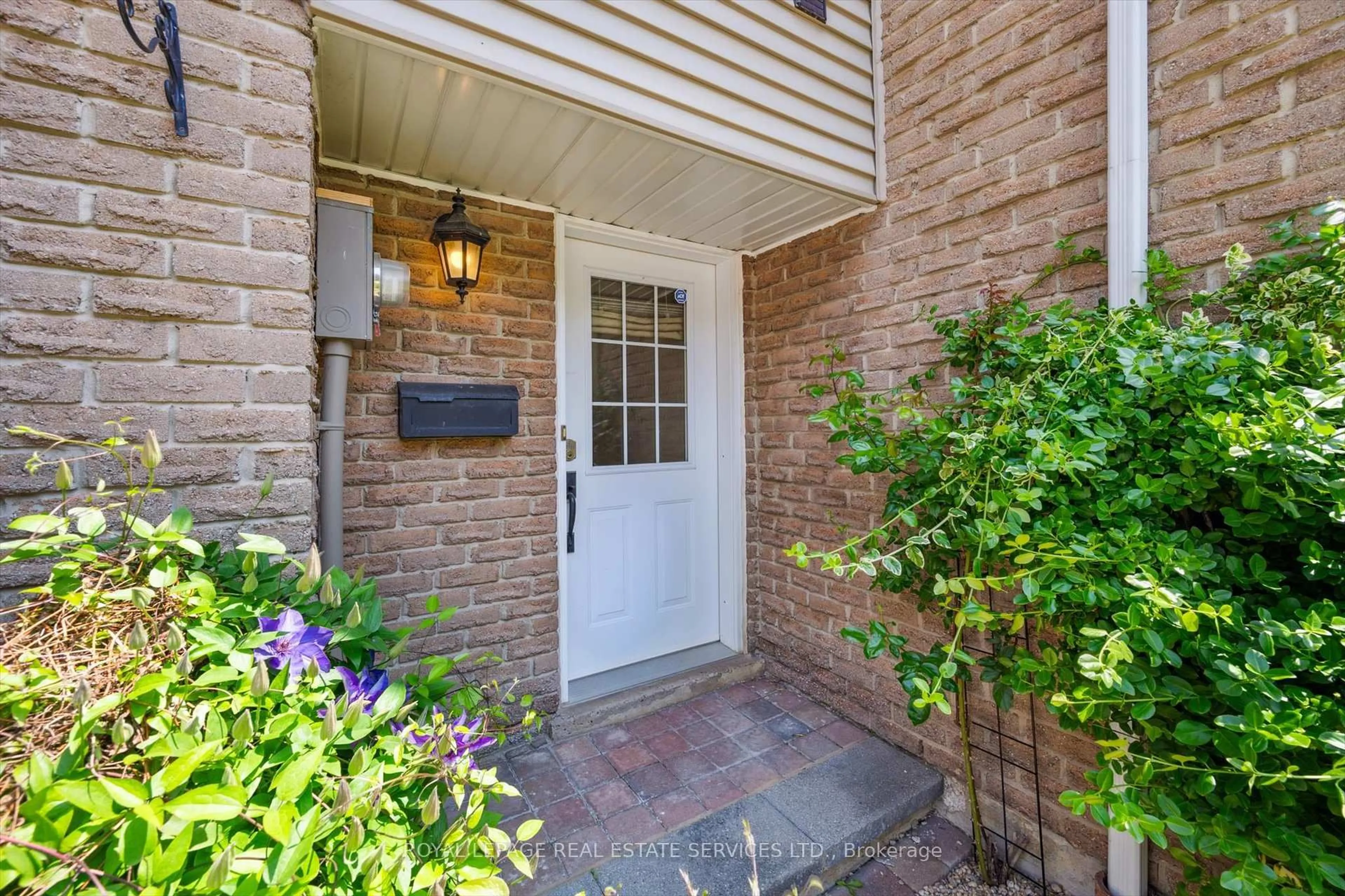 Indoor entryway for 2244 Marine Dr, Oakville Ontario L6L 1C1
