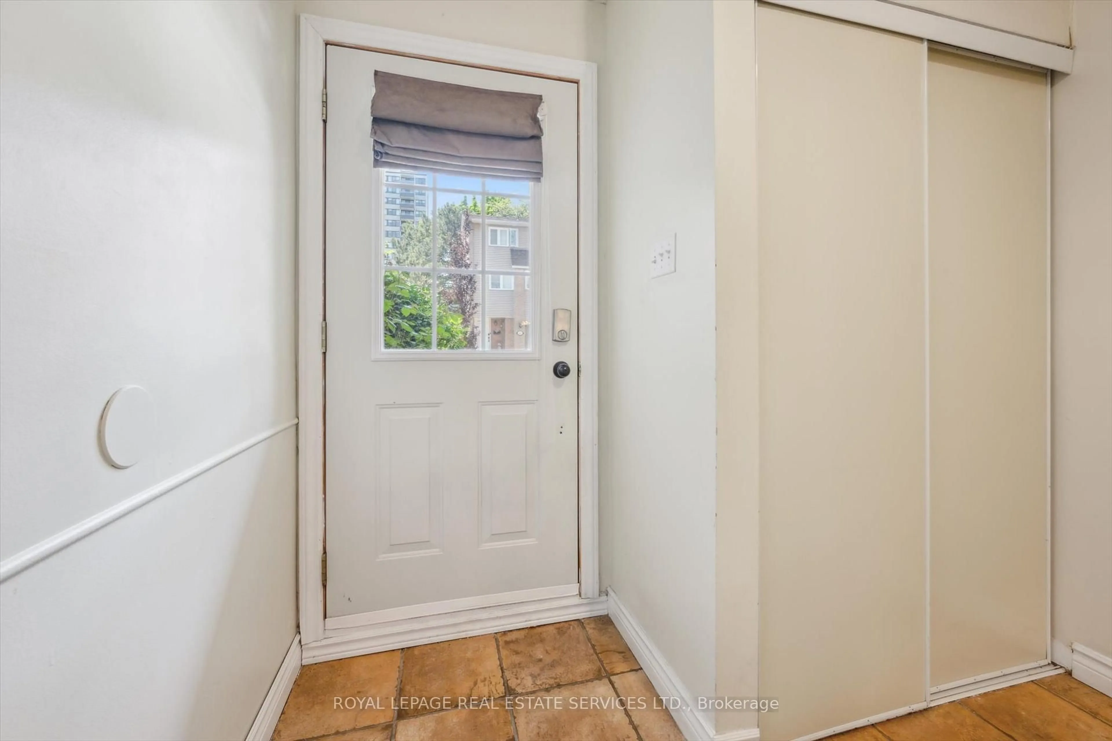 Indoor entryway for 2244 Marine Dr, Oakville Ontario L6L 1C1