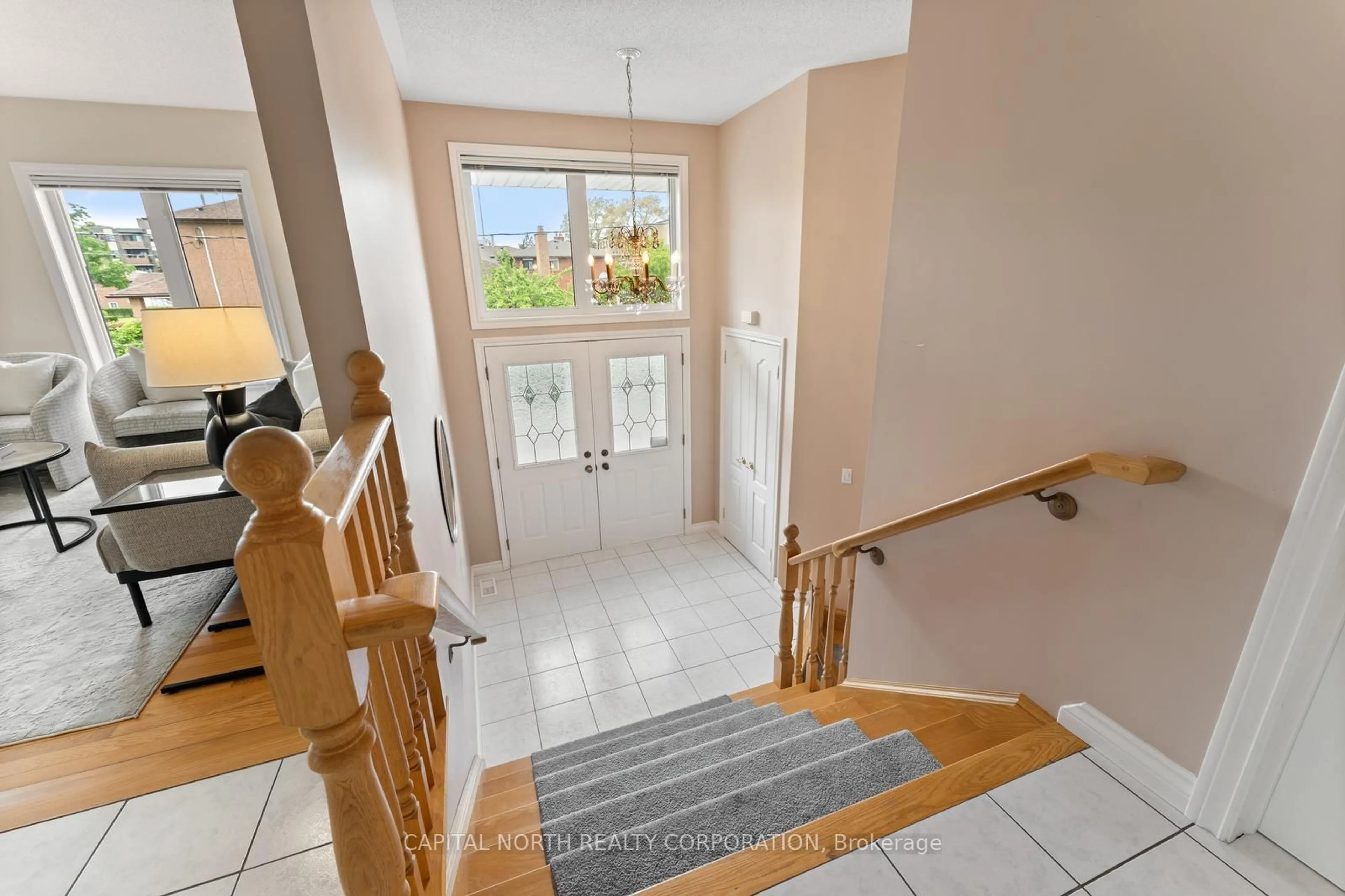 Indoor entryway for 35 Montana Ave, Toronto Ontario M3M 1B7