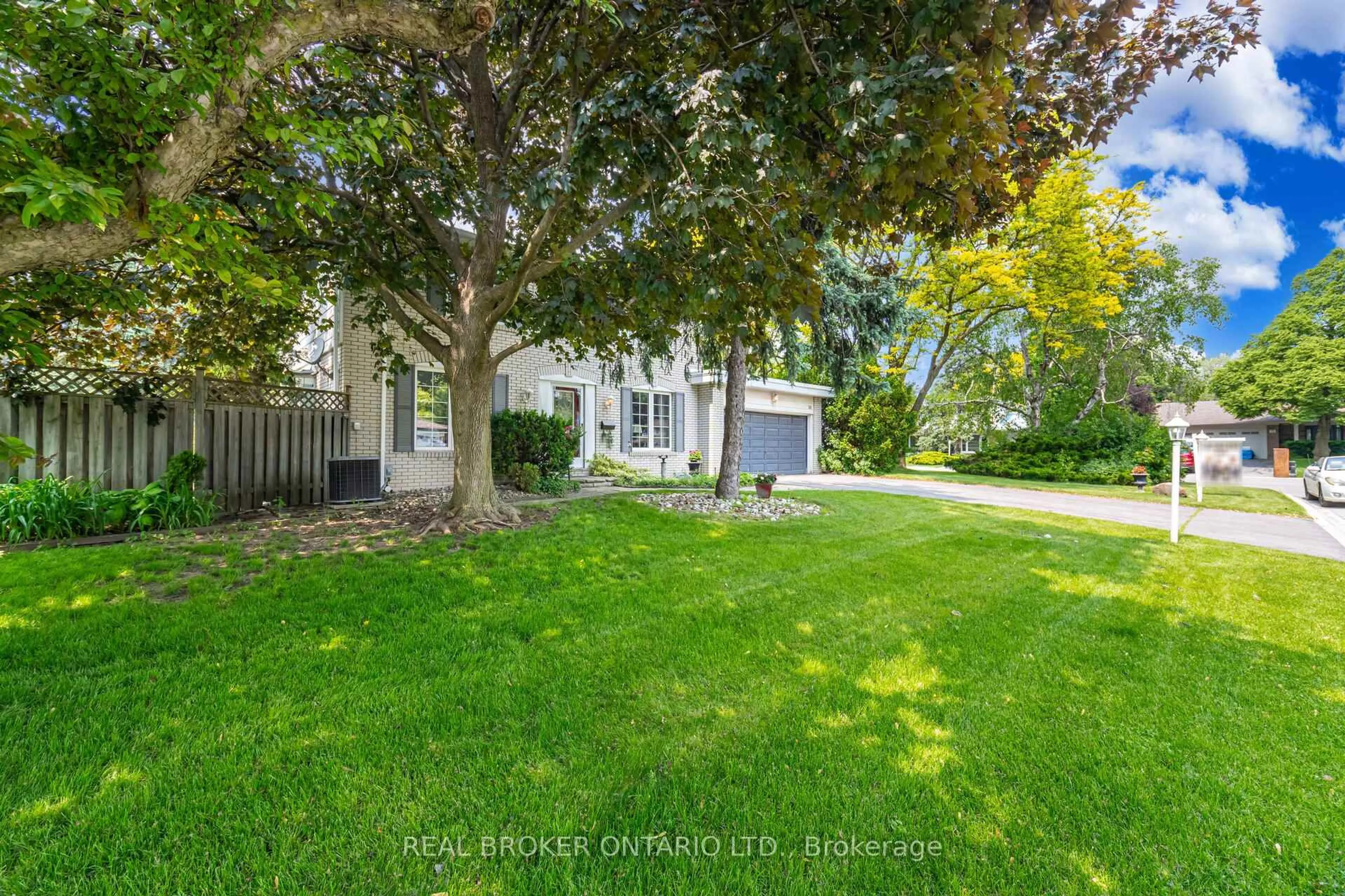 A pic from outside/outdoor area/front of a property/back of a property/a pic from drone, street for 30 Malvern Crt, Brampton Ontario L6W 1H1