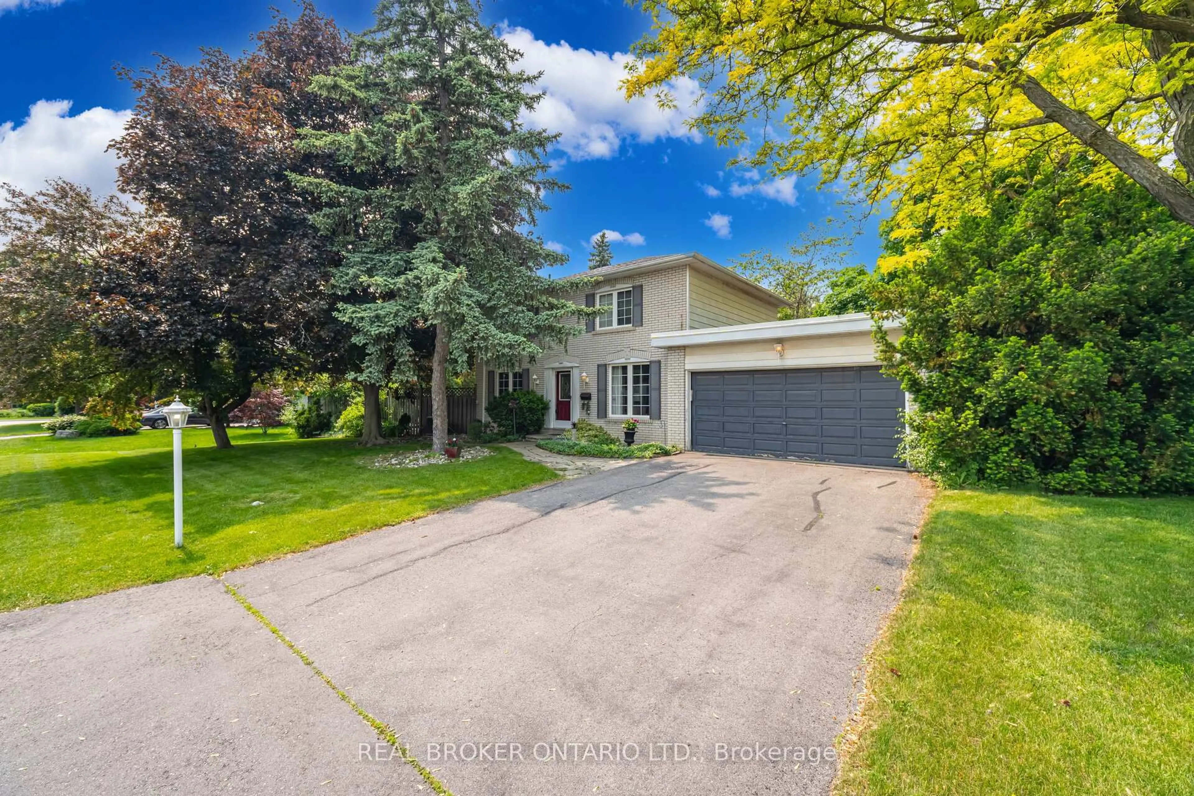 A pic from outside/outdoor area/front of a property/back of a property/a pic from drone, street for 30 Malvern Crt, Brampton Ontario L6W 1H1