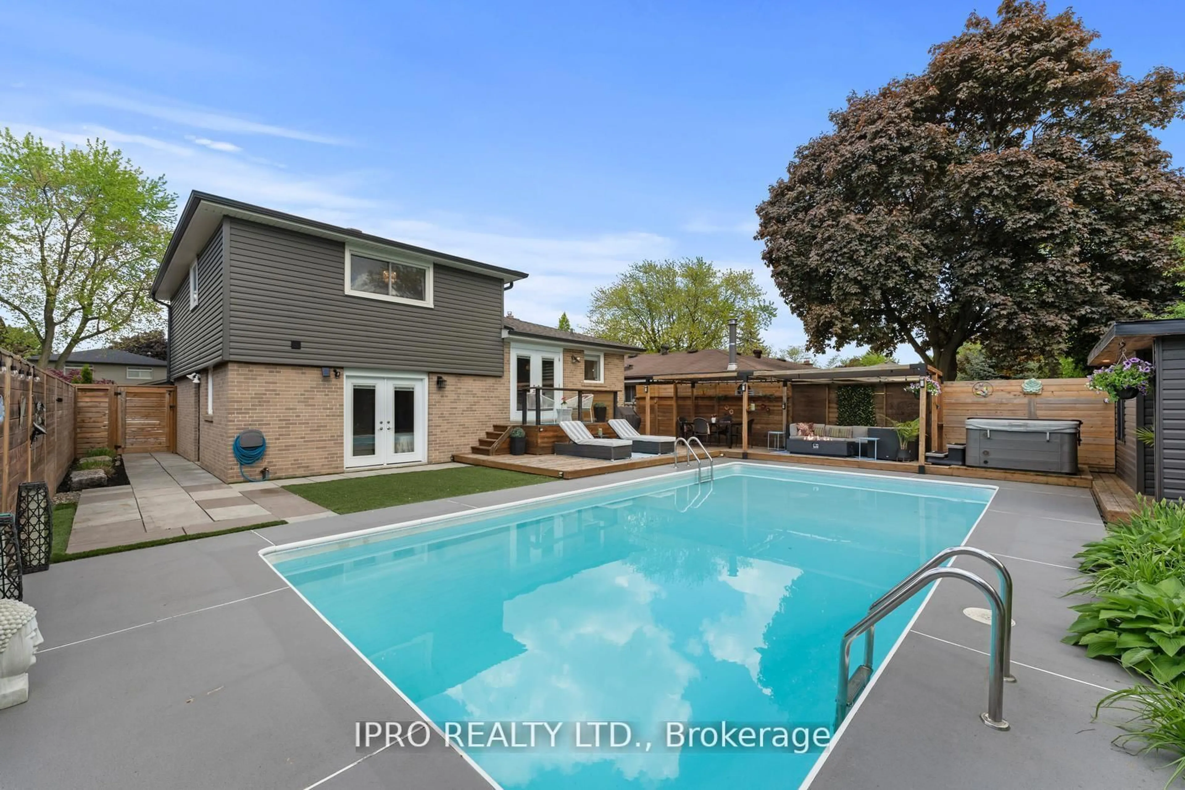 Pool for 132 Bartley Bull Pkwy, Brampton Ontario L6W 2J9