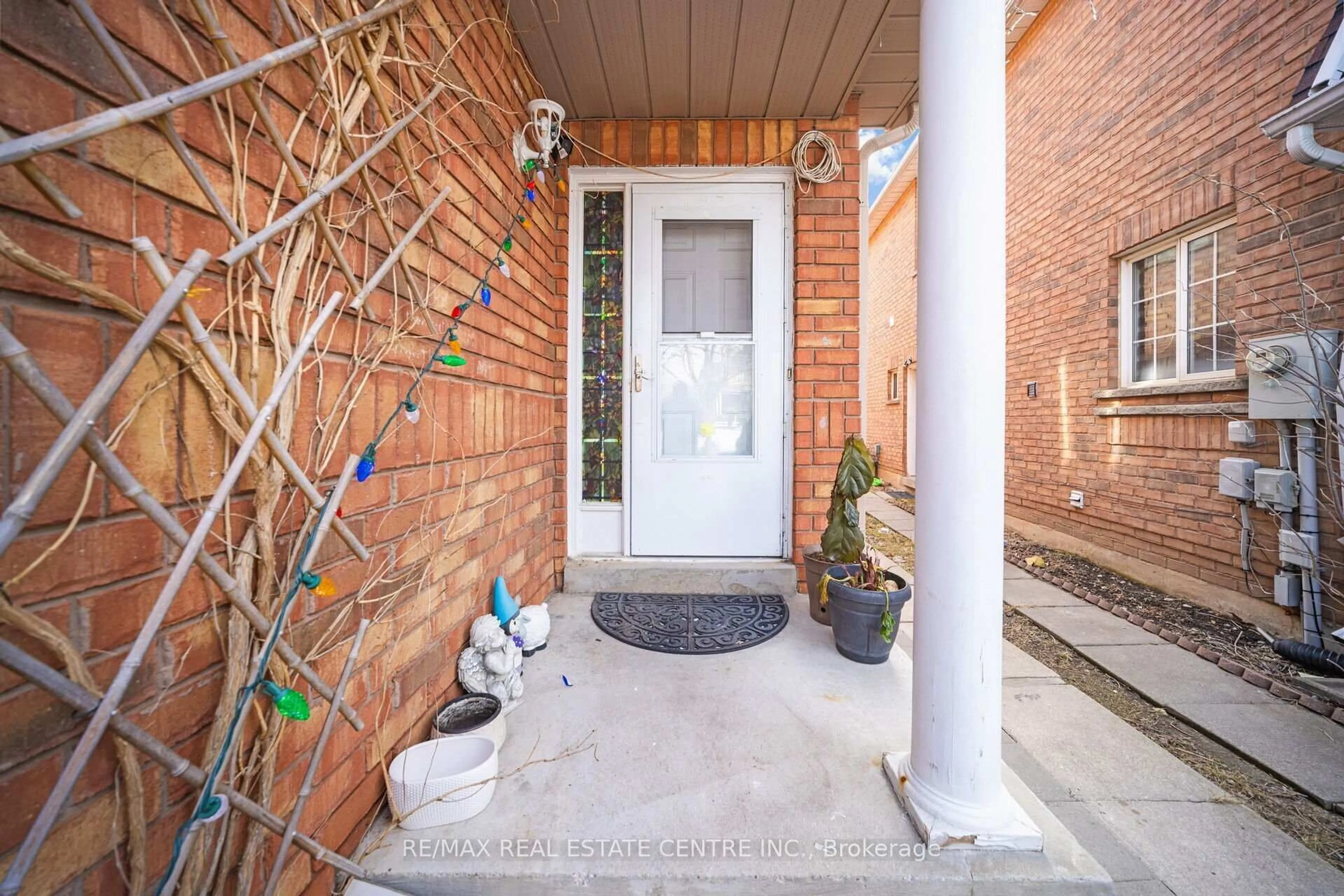 Indoor entryway for 19 Blue Lake Ave, Brampton Ontario L6X 4W4