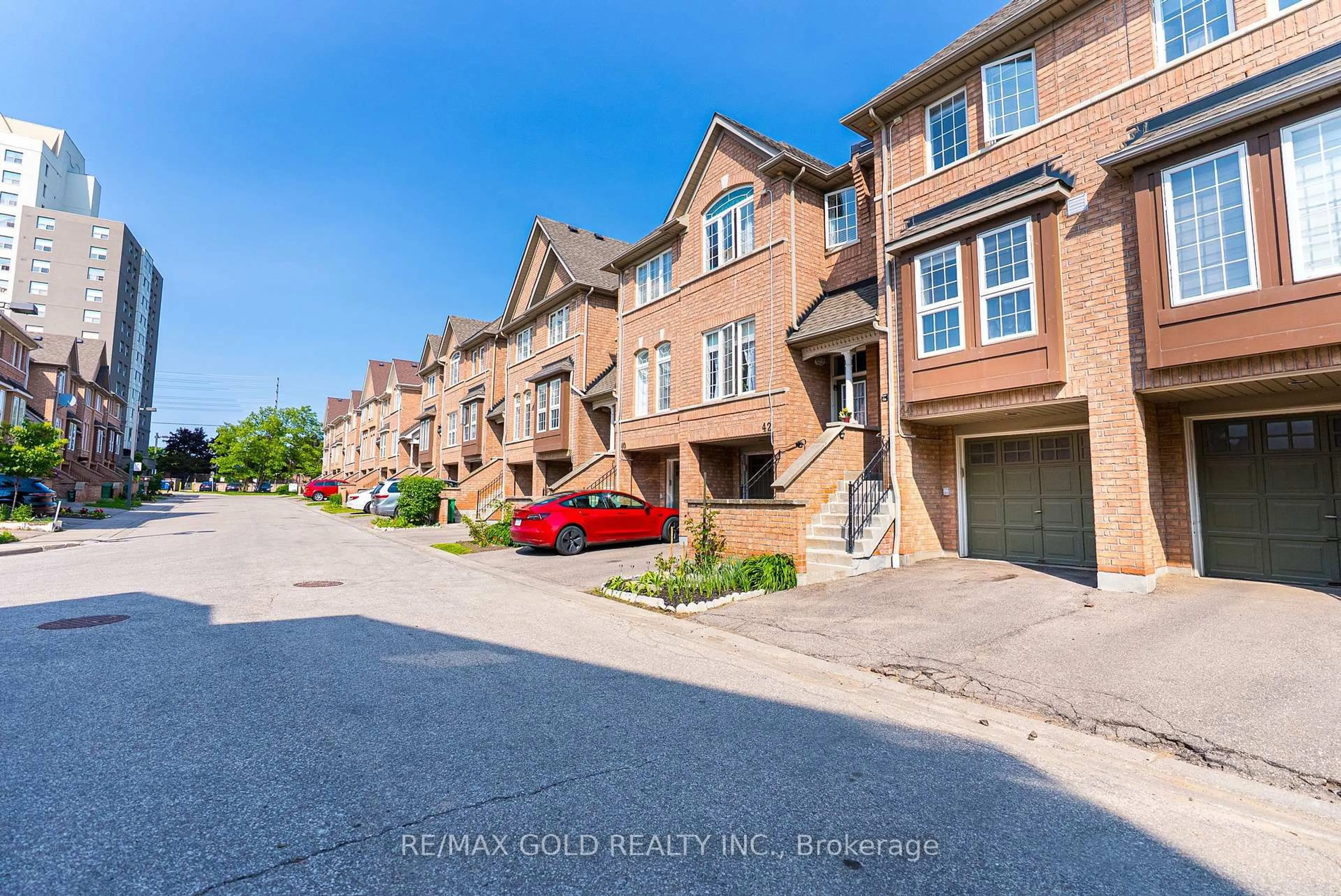 A pic from outside/outdoor area/front of a property/back of a property/a pic from drone, street for 50 Strathaven Dr #44, Mississauga Ontario L5R 4E7