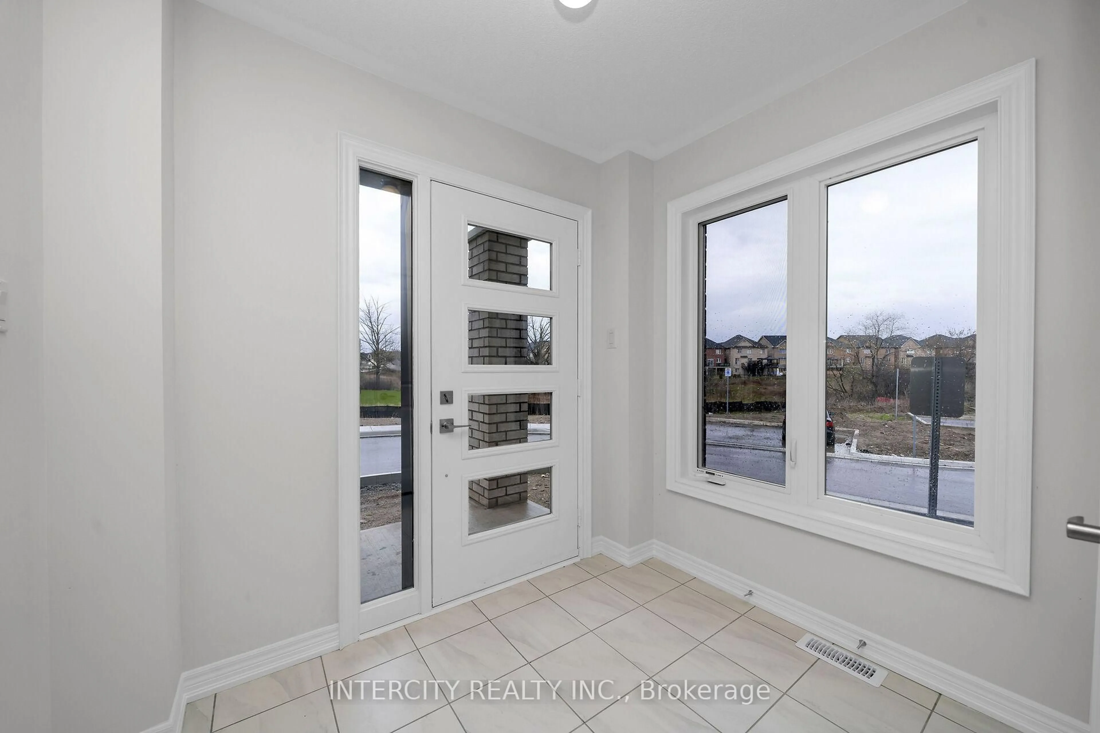 Indoor entryway for 42 Queenpost Dr #23, Brampton Ontario L6Y 6L2