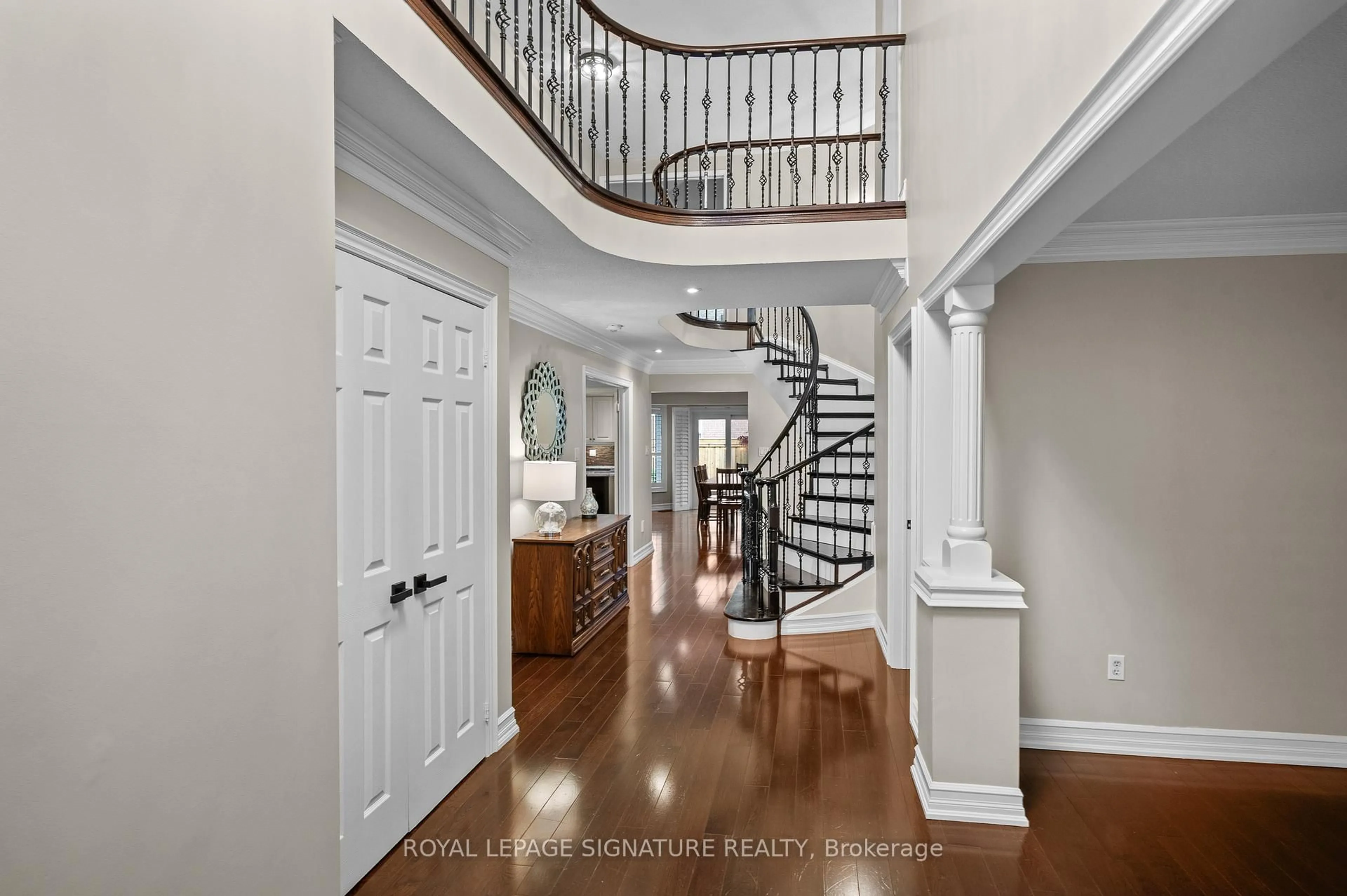 Indoor entryway for 2718 Quails Ru, Mississauga Ontario L5M 5K3