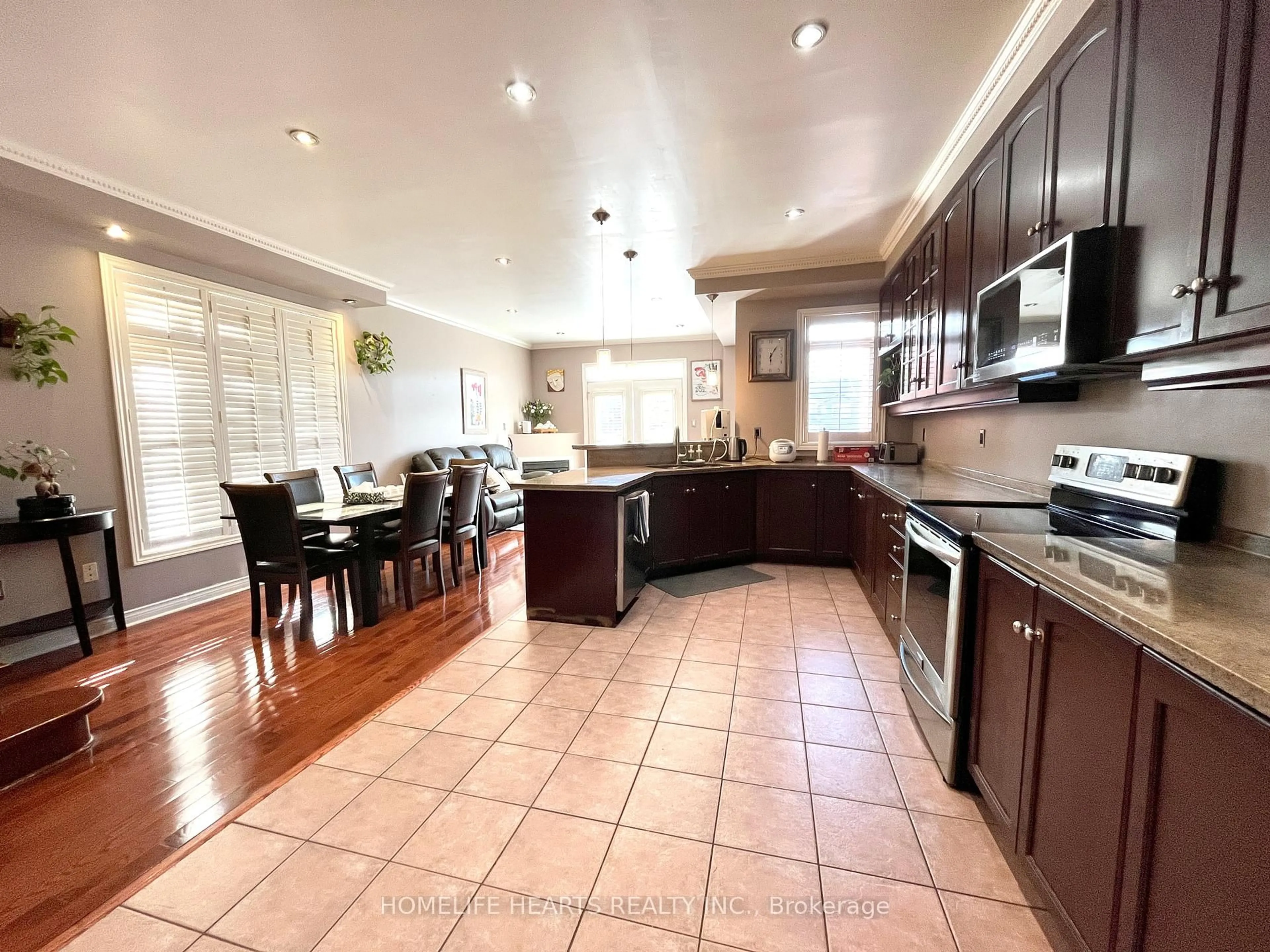 Open concept kitchen, ceramic/tile floor for 516 Lumberton Cres, Mississauga Ontario L4Z 3Z7