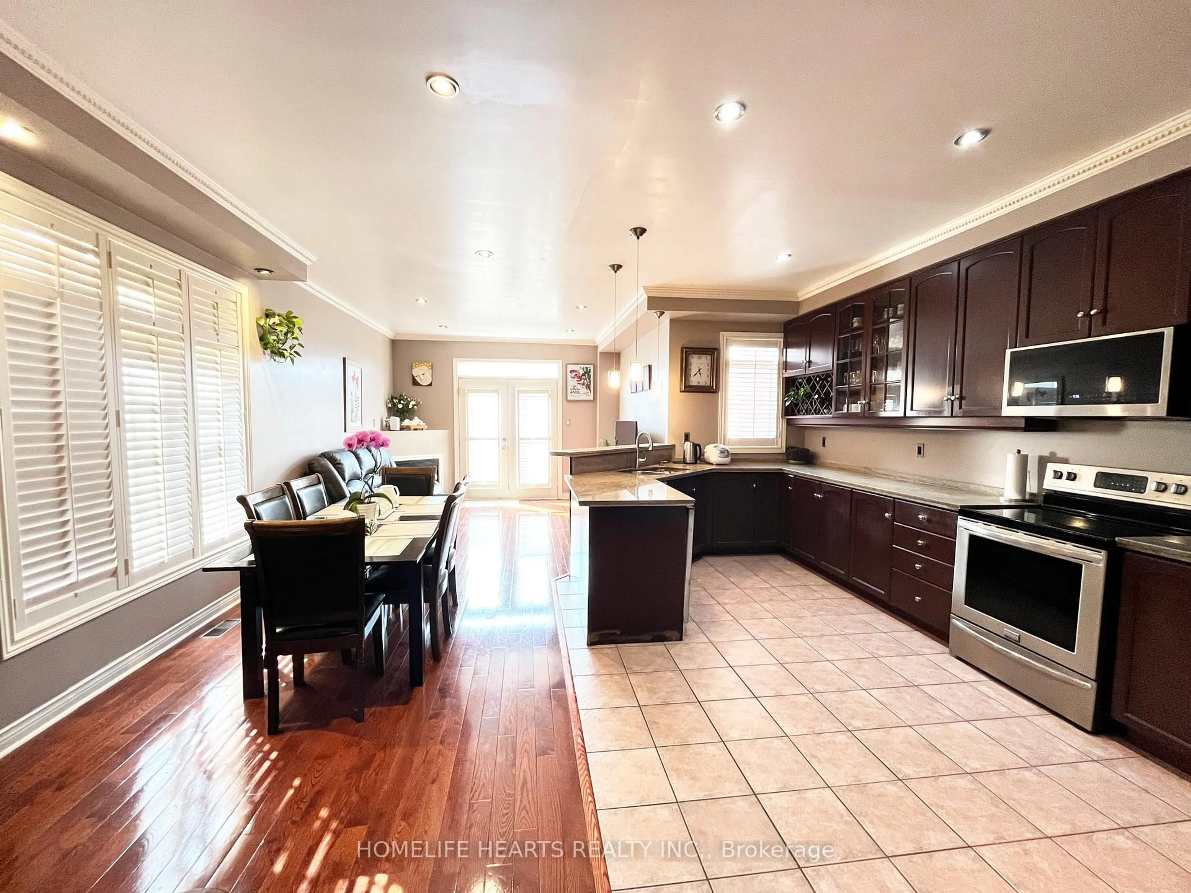 Open concept kitchen, ceramic/tile floor for 516 Lumberton Cres, Mississauga Ontario L4Z 3Z7