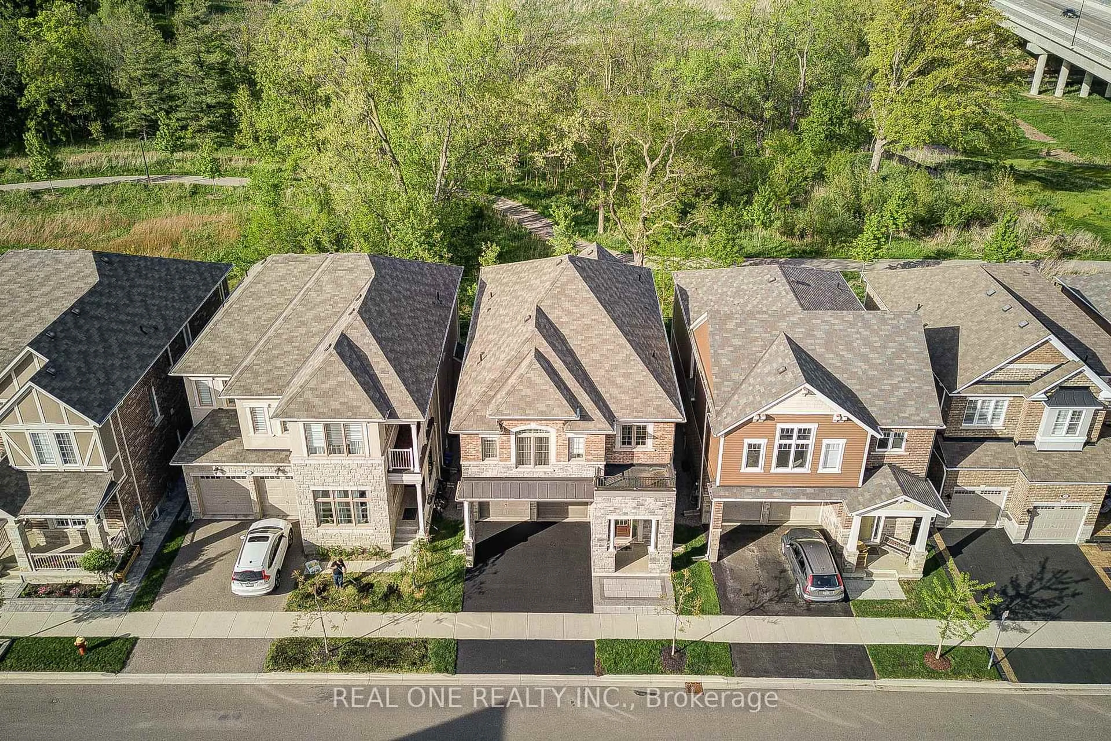 A pic from outside/outdoor area/front of a property/back of a property/a pic from drone, street for 1249 Sweetfern Cres, Milton Ontario L9E 1M1