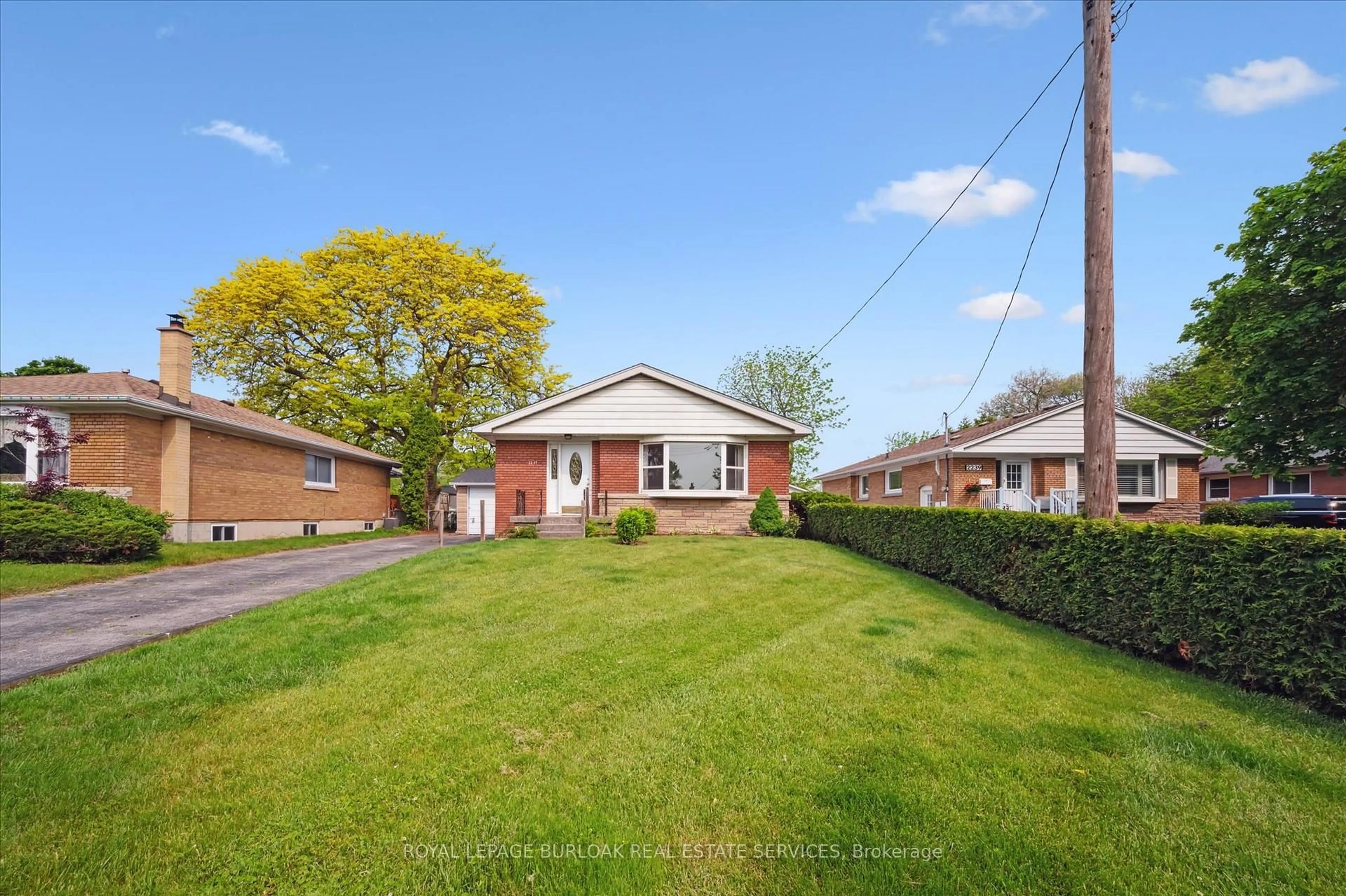 A pic from outside/outdoor area/front of a property/back of a property/a pic from drone, street for 2237 Joyce St, Burlington Ontario L7R 2B6