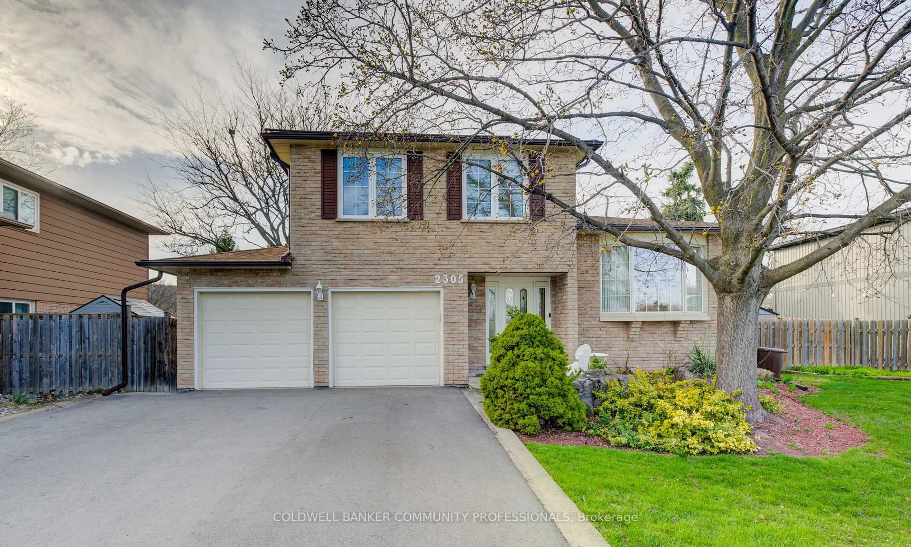 Home with brick exterior material, street for 2305 Kirkburn Dr, Burlington Ontario L7P 4E9