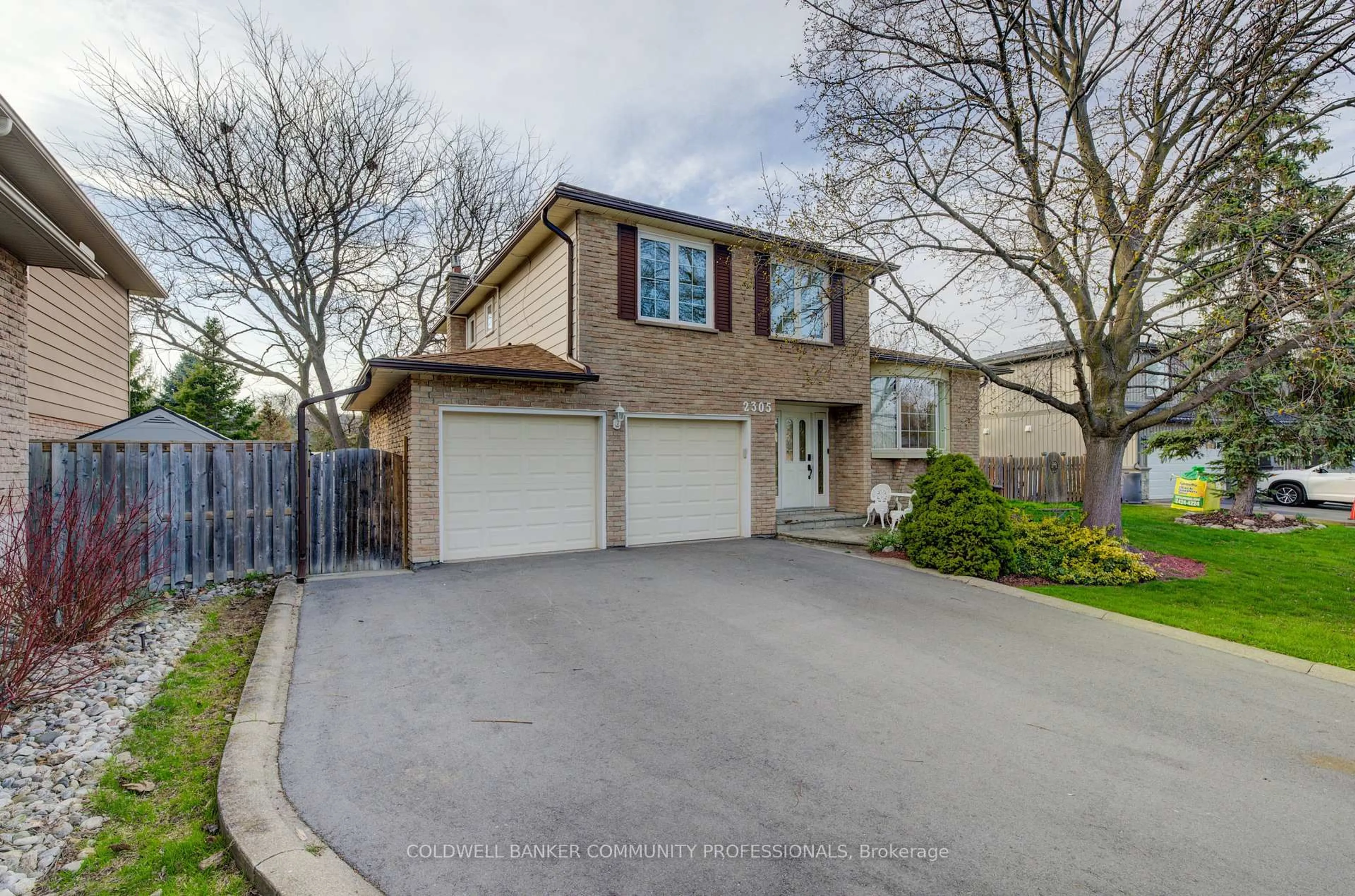 A pic from outside/outdoor area/front of a property/back of a property/a pic from drone, street for 2305 Kirkburn Dr, Burlington Ontario L7P 4E9