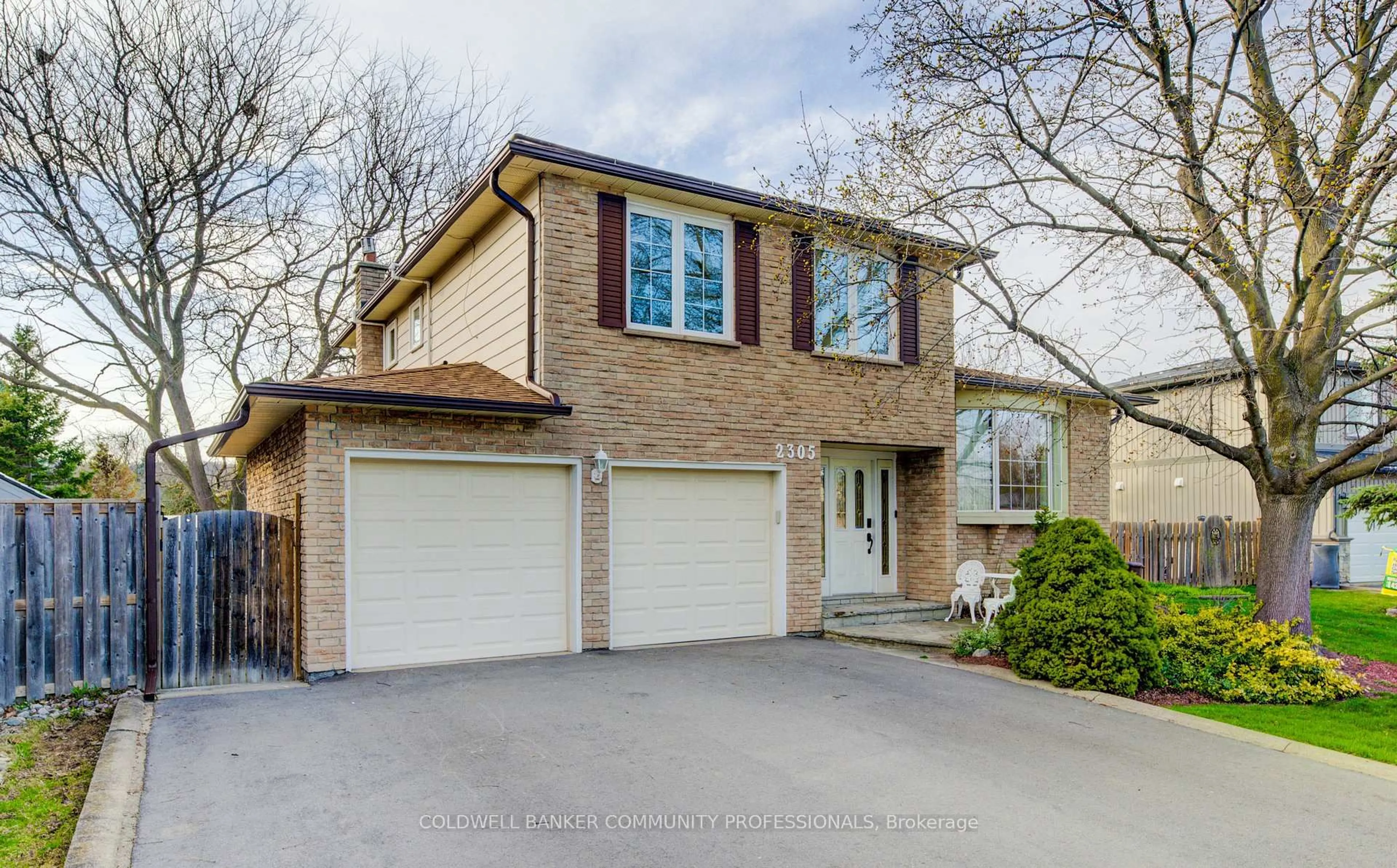 Home with brick exterior material, street for 2305 Kirkburn Dr, Burlington Ontario L7P 4E9