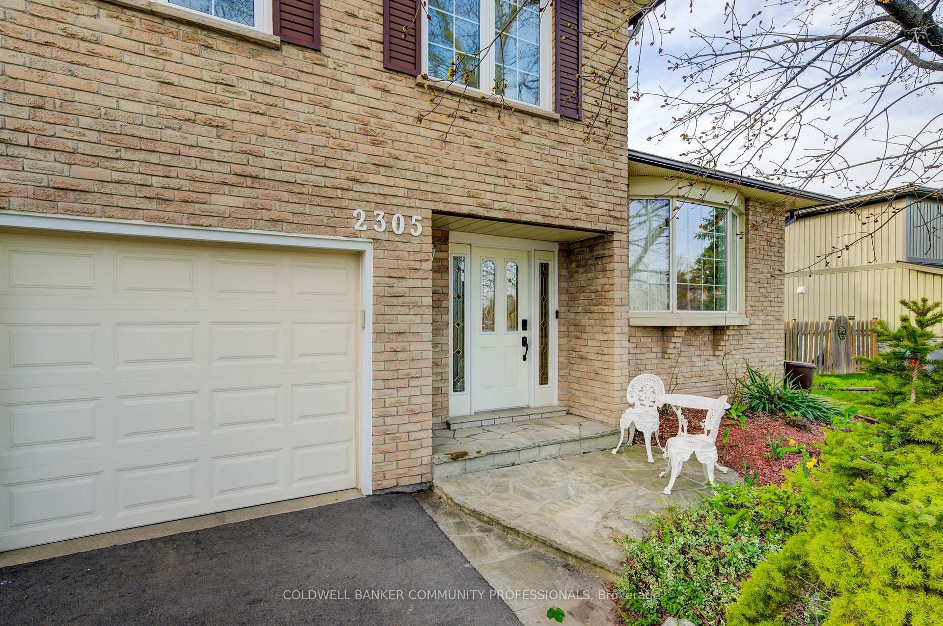Home with brick exterior material, street for 2305 Kirkburn Dr, Burlington Ontario L7P 4E9