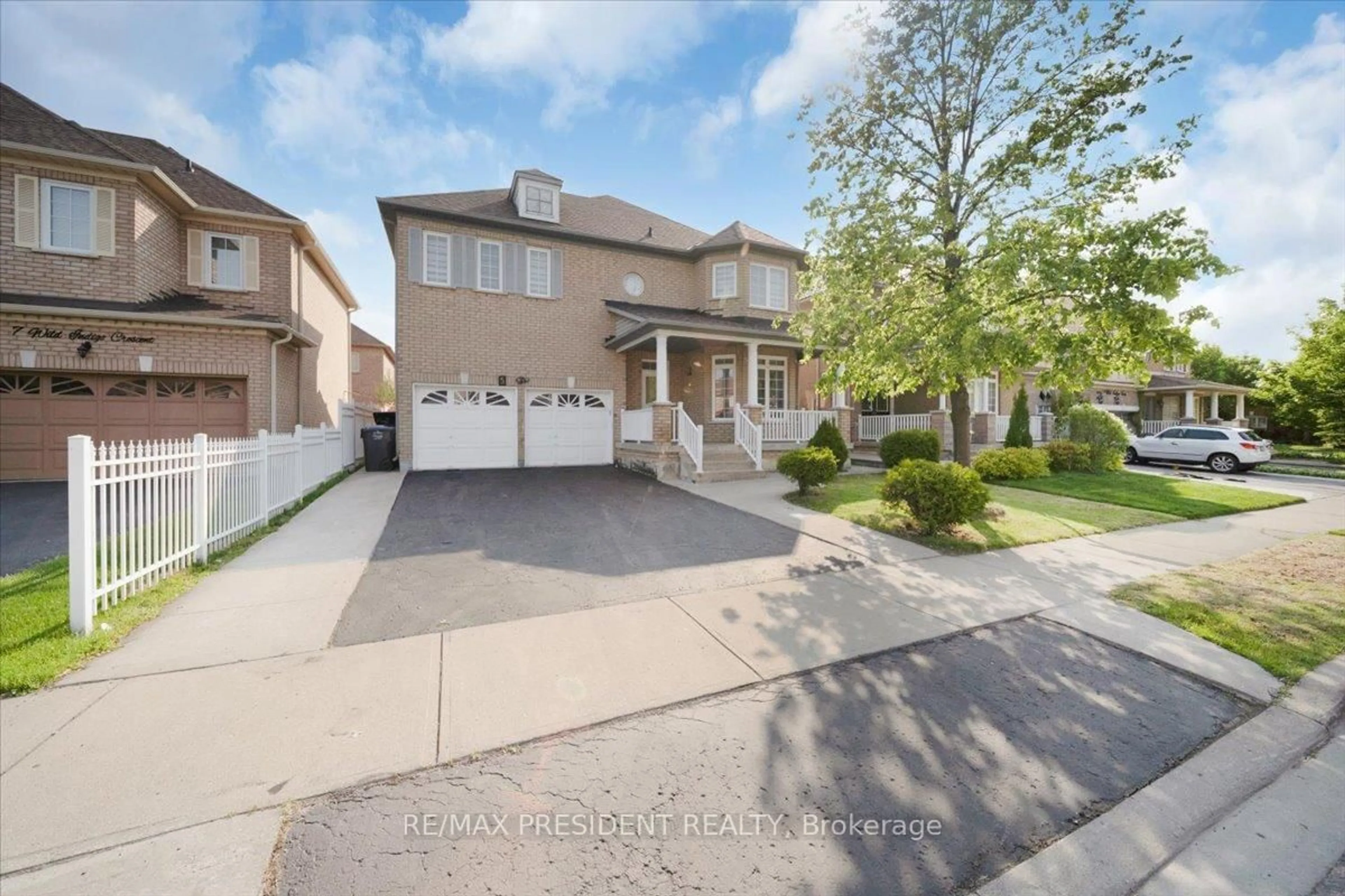A pic from outside/outdoor area/front of a property/back of a property/a pic from drone, street for 5 Wild Indigo Cres, Brampton Ontario L6R 2K1