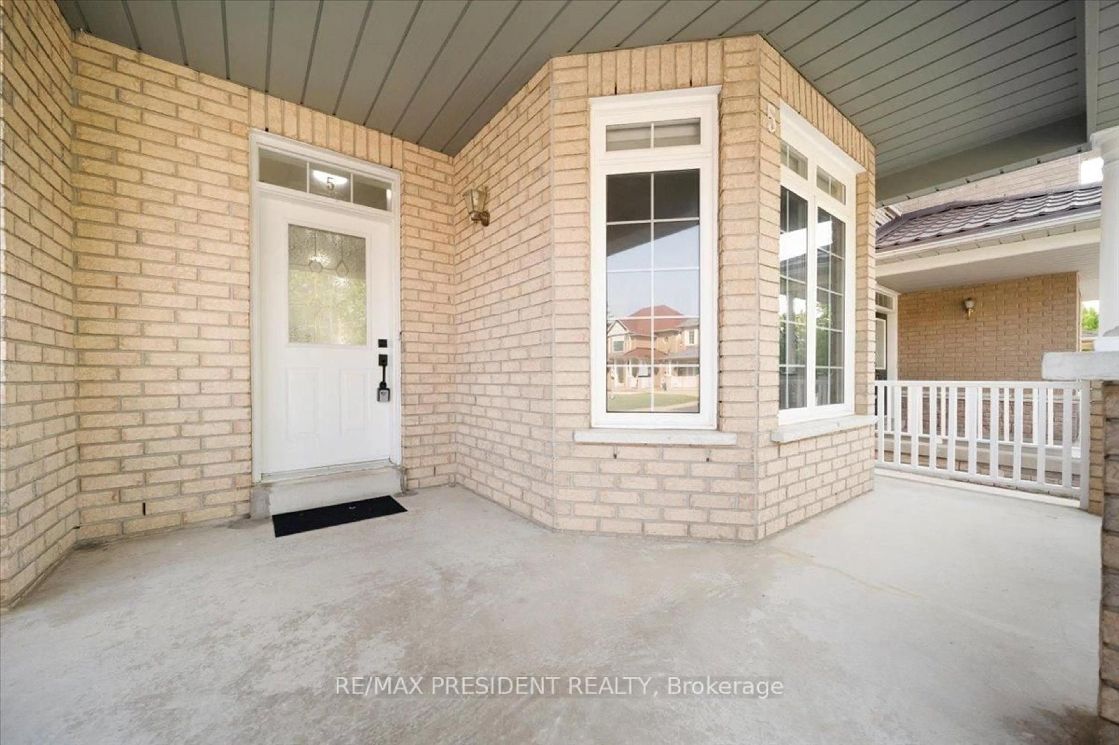 Indoor entryway for 5 Wild Indigo Cres, Brampton Ontario L6R 2K1