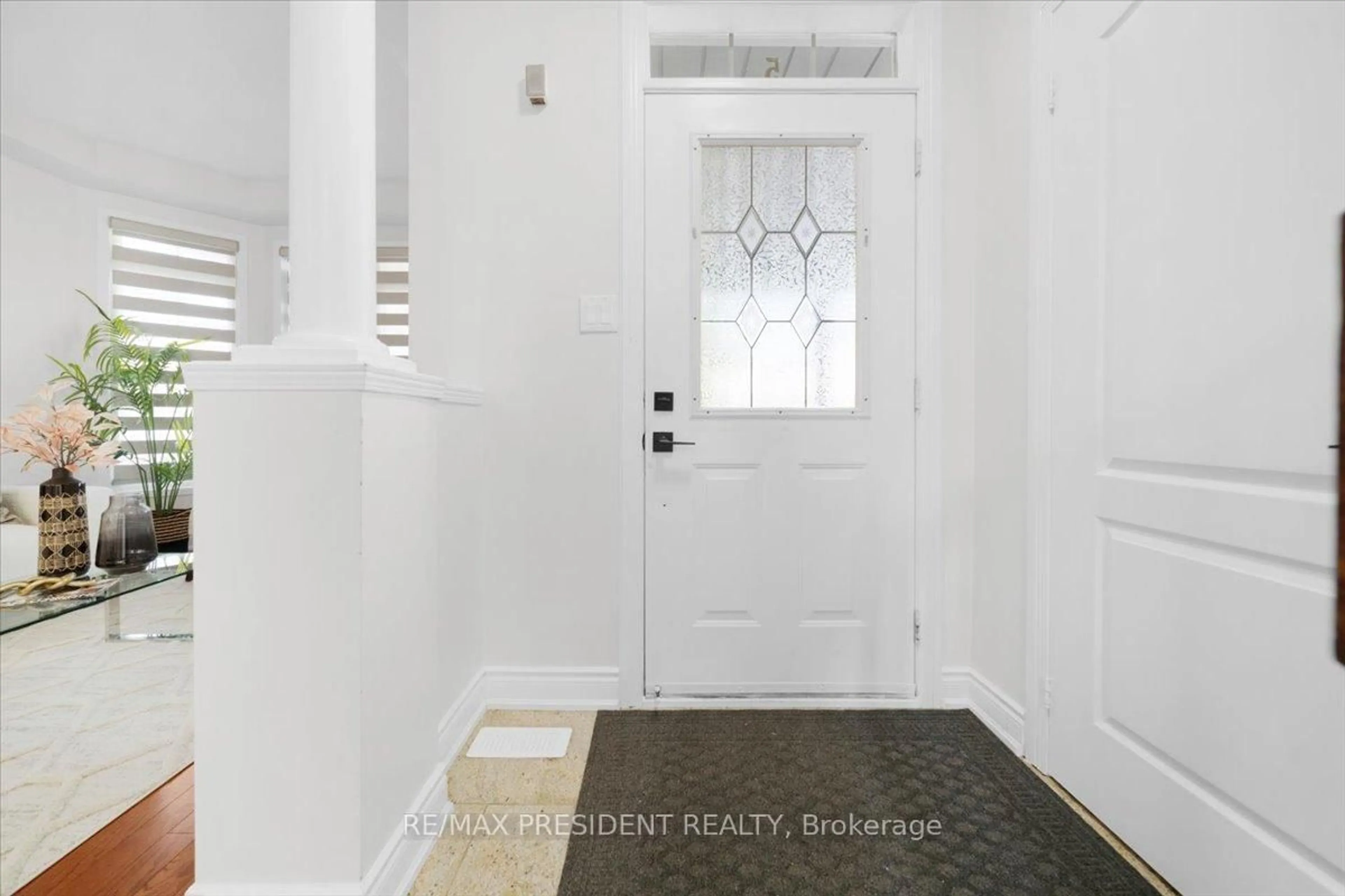 Indoor entryway for 5 Wild Indigo Cres, Brampton Ontario L6R 2K1