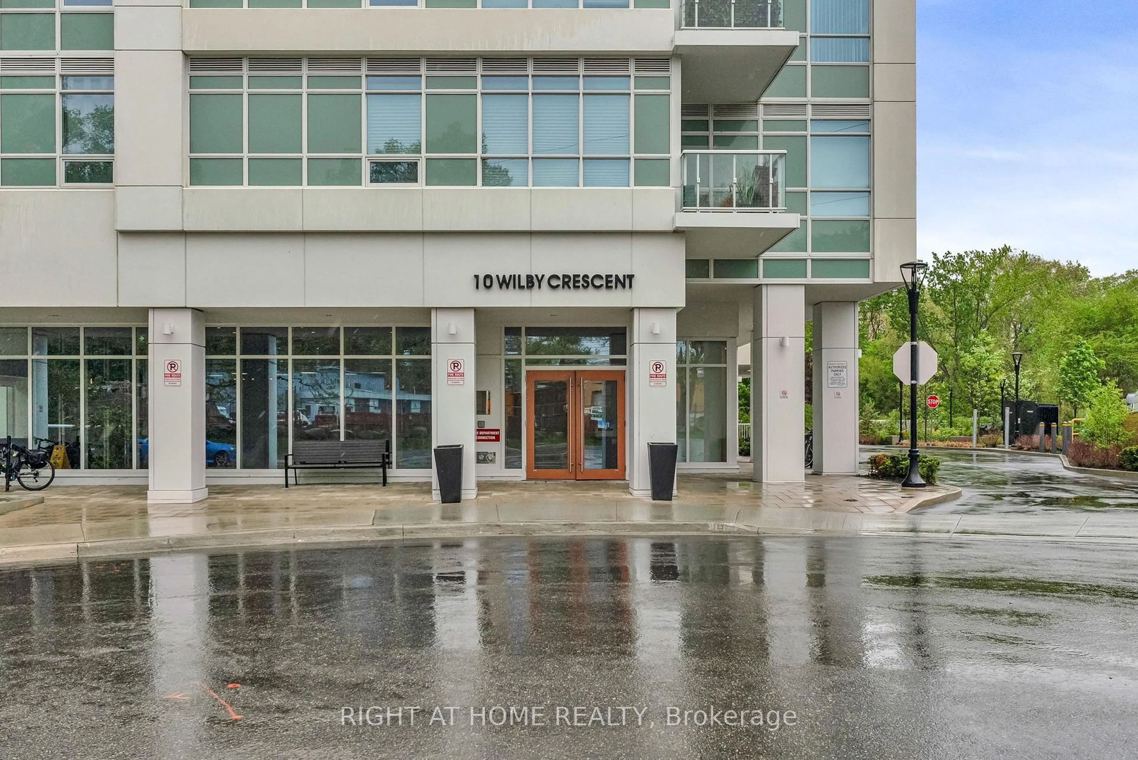 Indoor foyer for 10 Wilby Cres #908, Toronto Ontario M9N 0B6