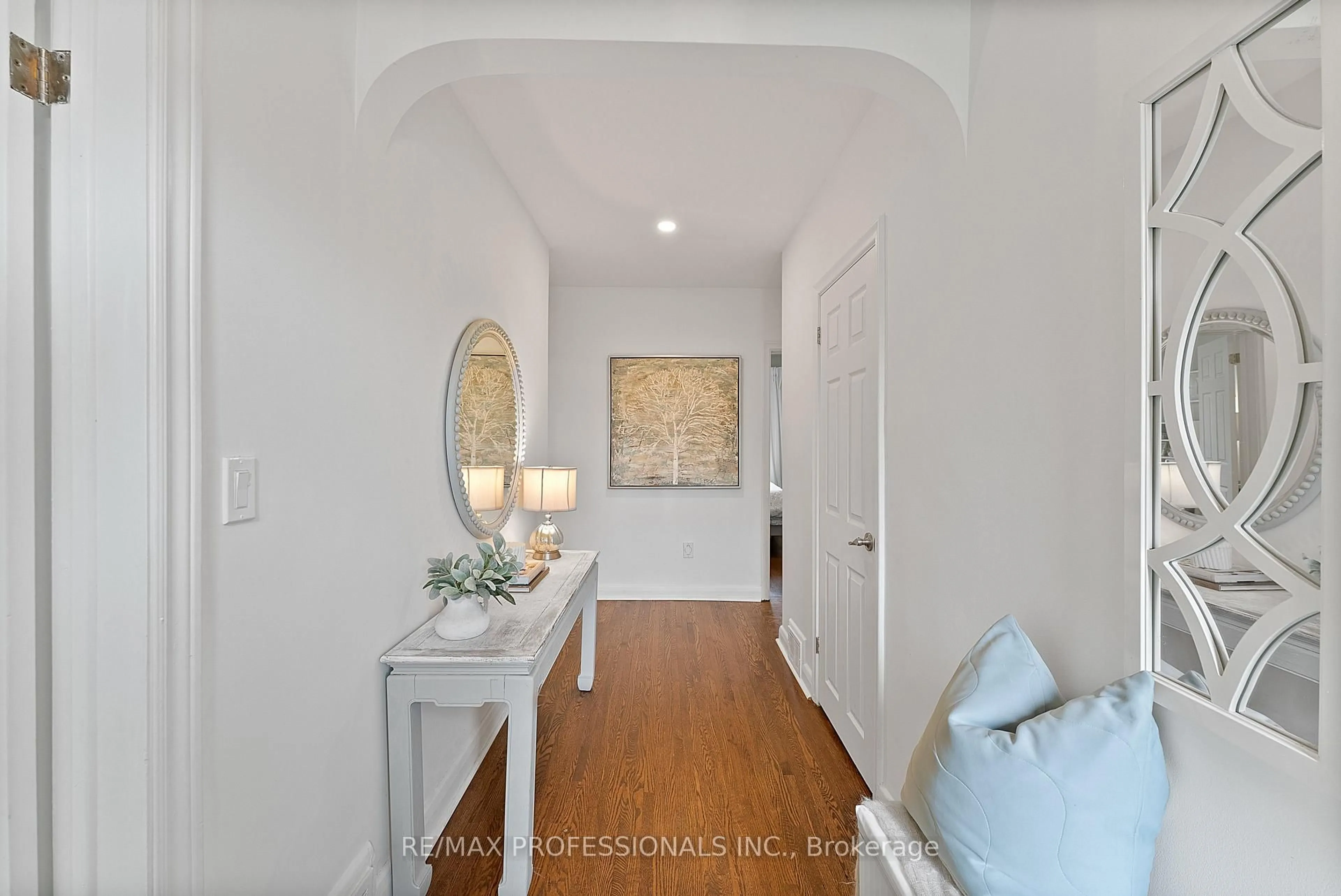 Indoor entryway for 6 Greening Cres, Toronto Ontario M9A 1N8