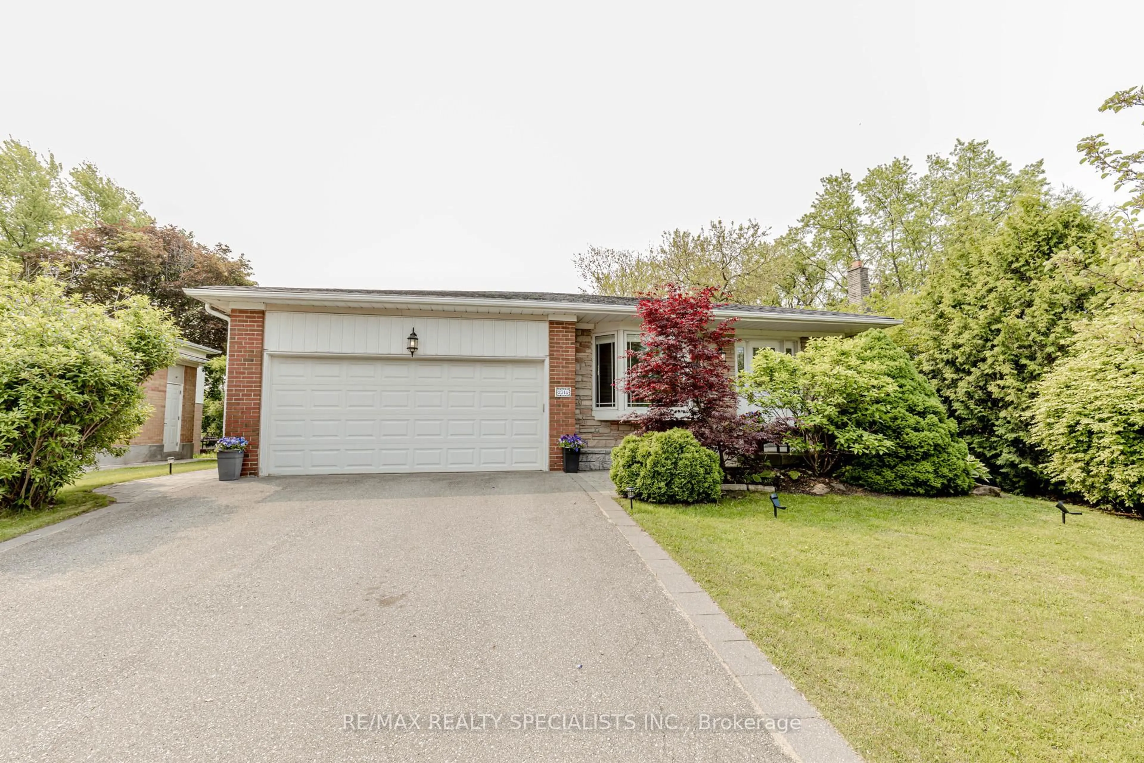 A pic from outside/outdoor area/front of a property/back of a property/a pic from drone, street for 2318 Yolanda Dr, Oakville Ontario L6L 2H8