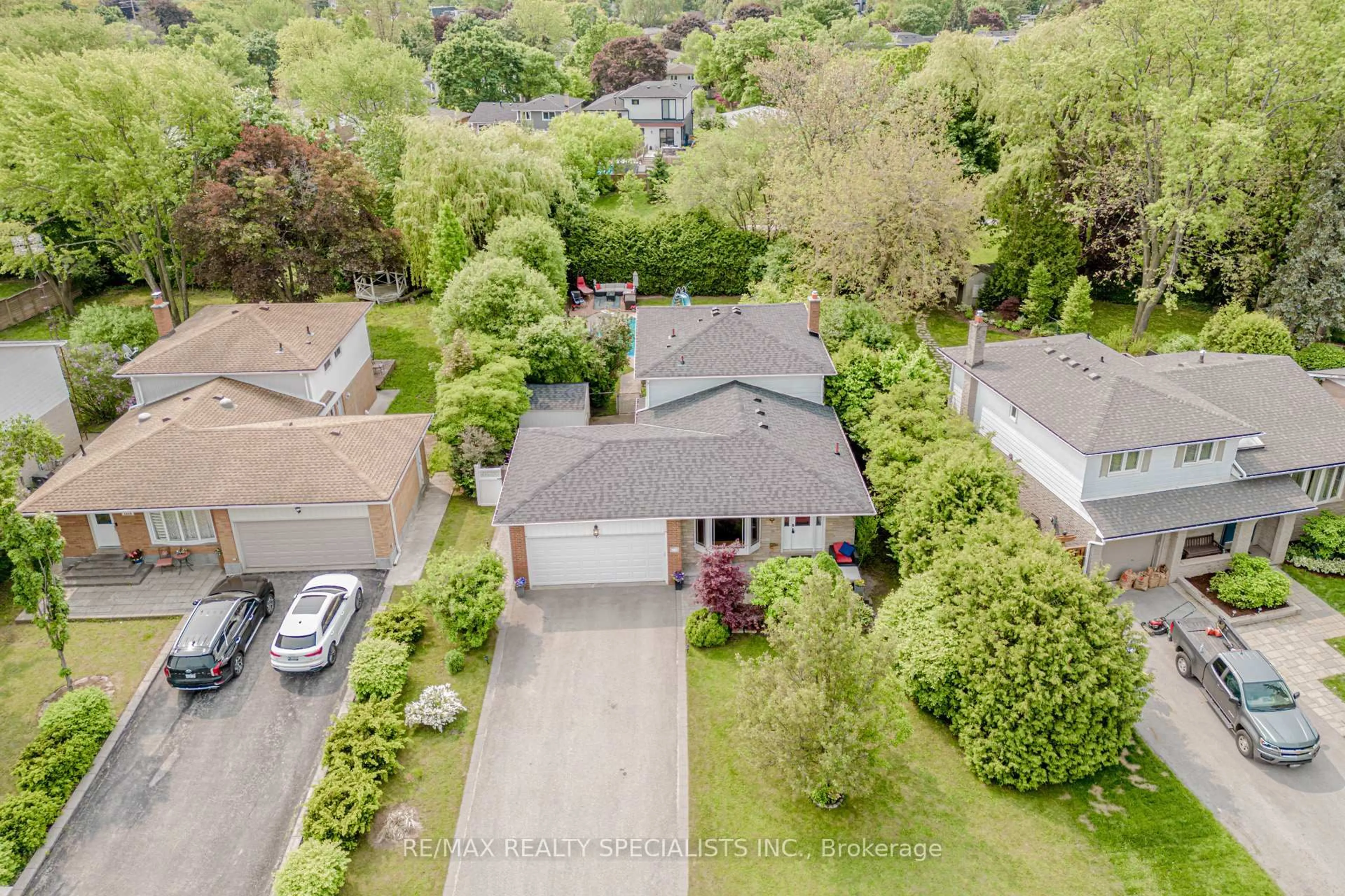 A pic from outside/outdoor area/front of a property/back of a property/a pic from drone, street for 2318 Yolanda Dr, Oakville Ontario L6L 2H8