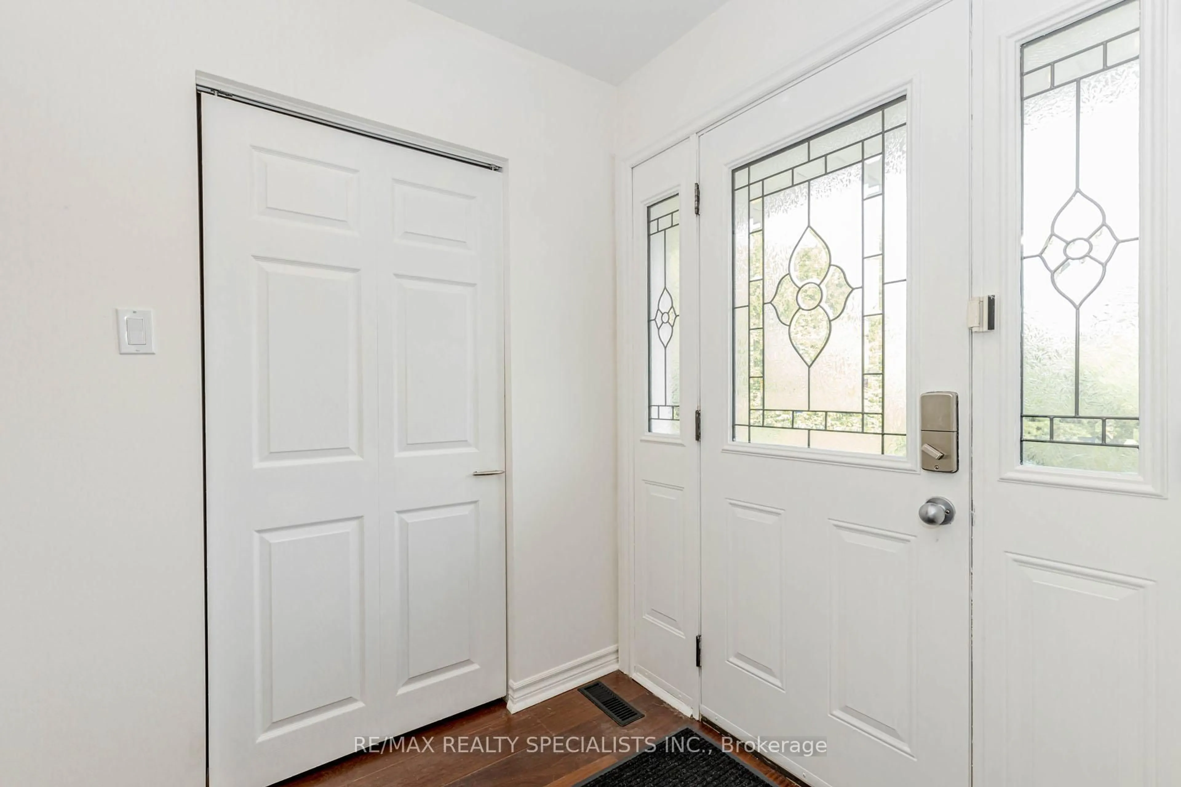 Indoor entryway for 2318 Yolanda Dr, Oakville Ontario L6L 2H8