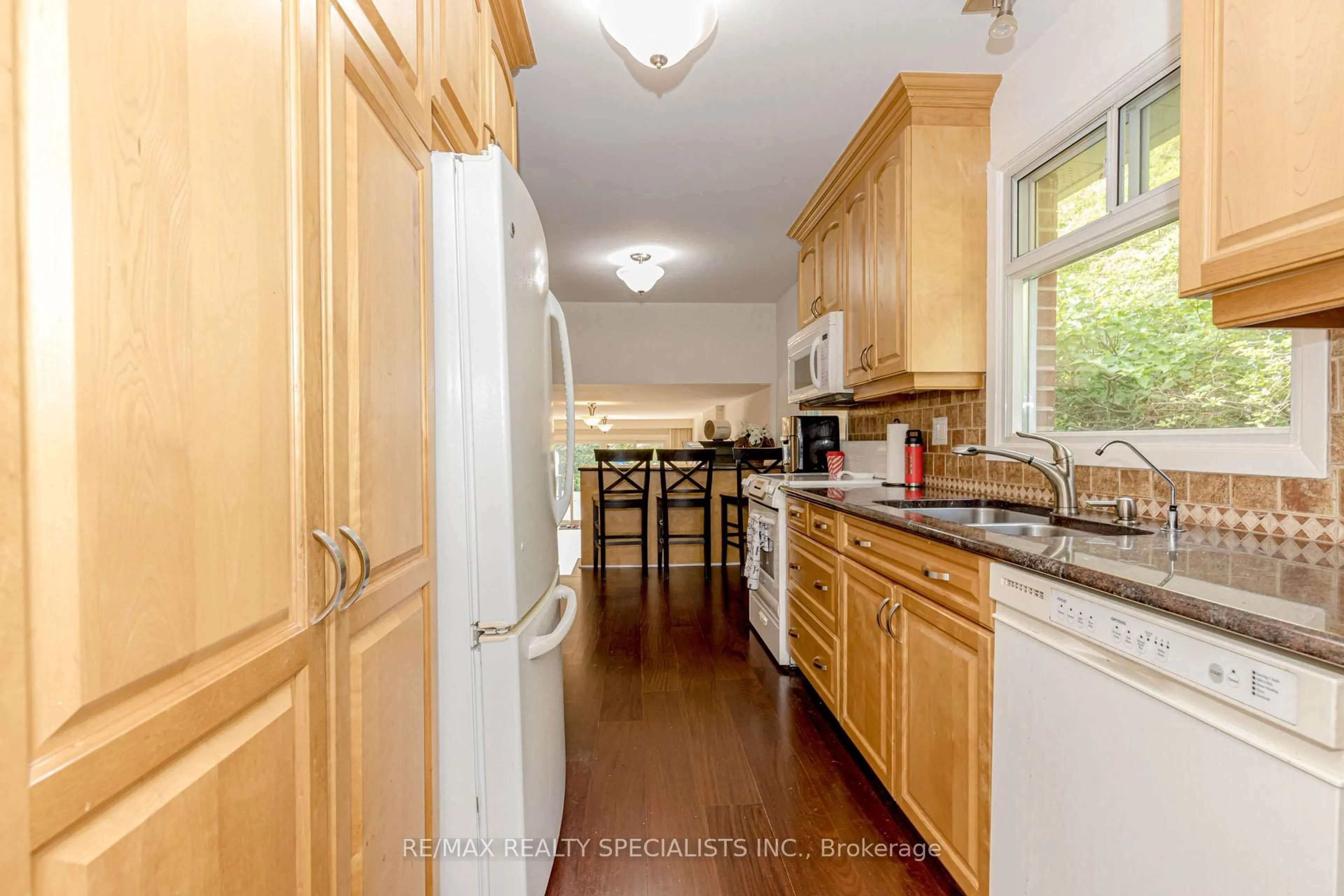 Standard kitchen, unknown for 2318 Yolanda Dr, Oakville Ontario L6L 2H8