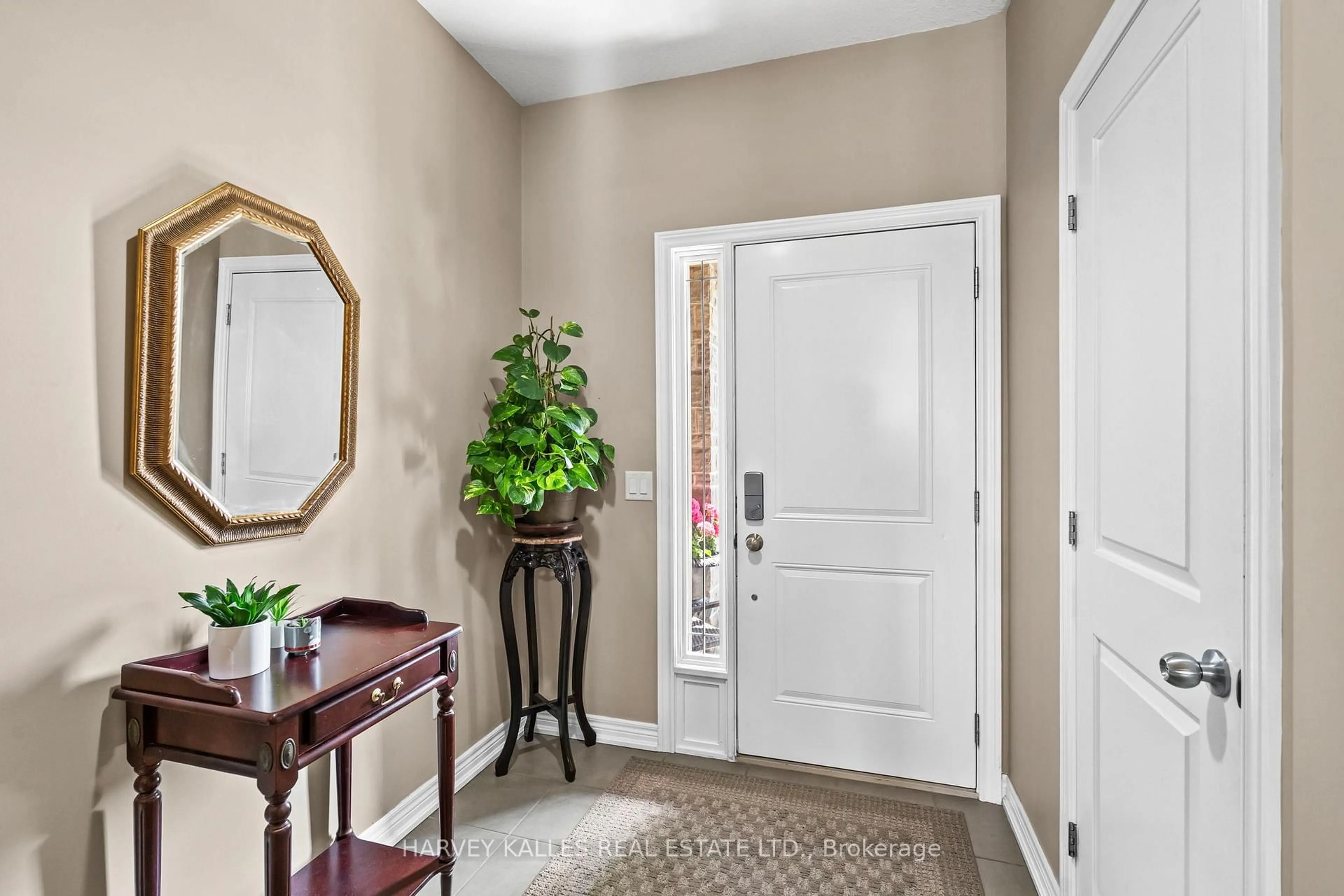 Indoor entryway for 3003 Glover Lane, Burlington Ontario L7M 0W2