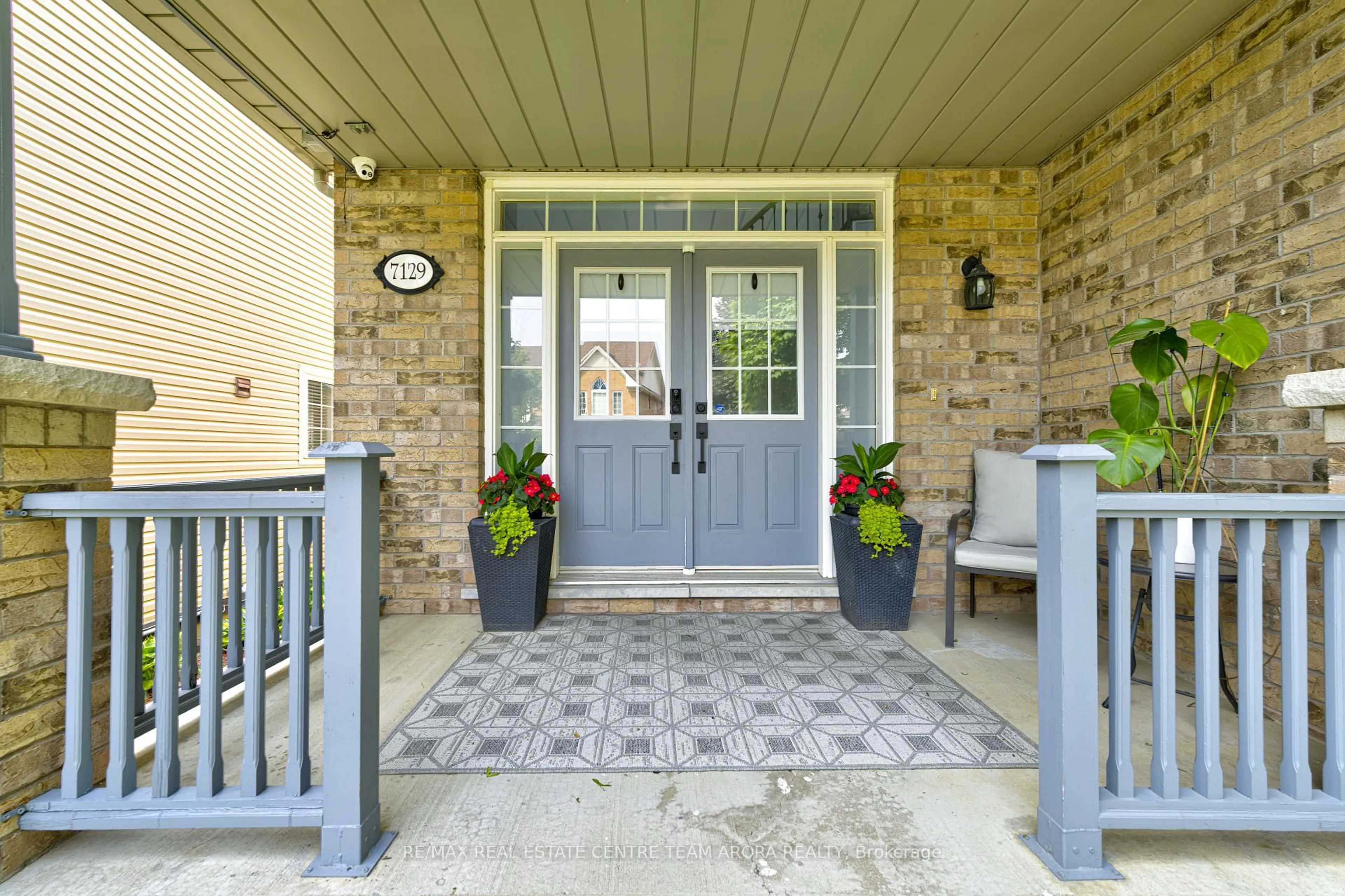 Indoor entryway for 7129 Gillespie Lane, Mississauga Ontario L5W 1E8