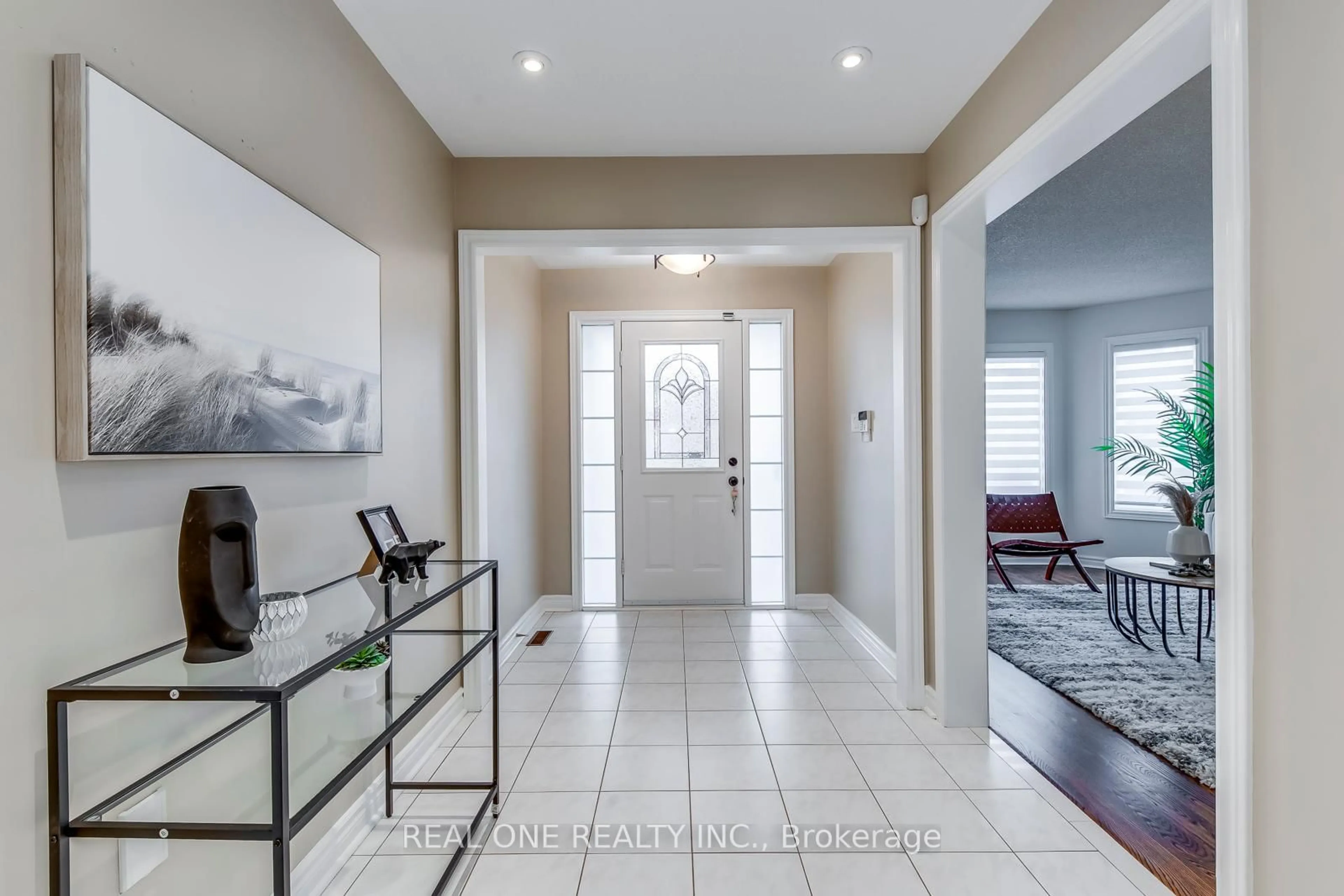 Indoor entryway for 76 Inverhuron Tr, Oakville Ontario L6H 5Z7