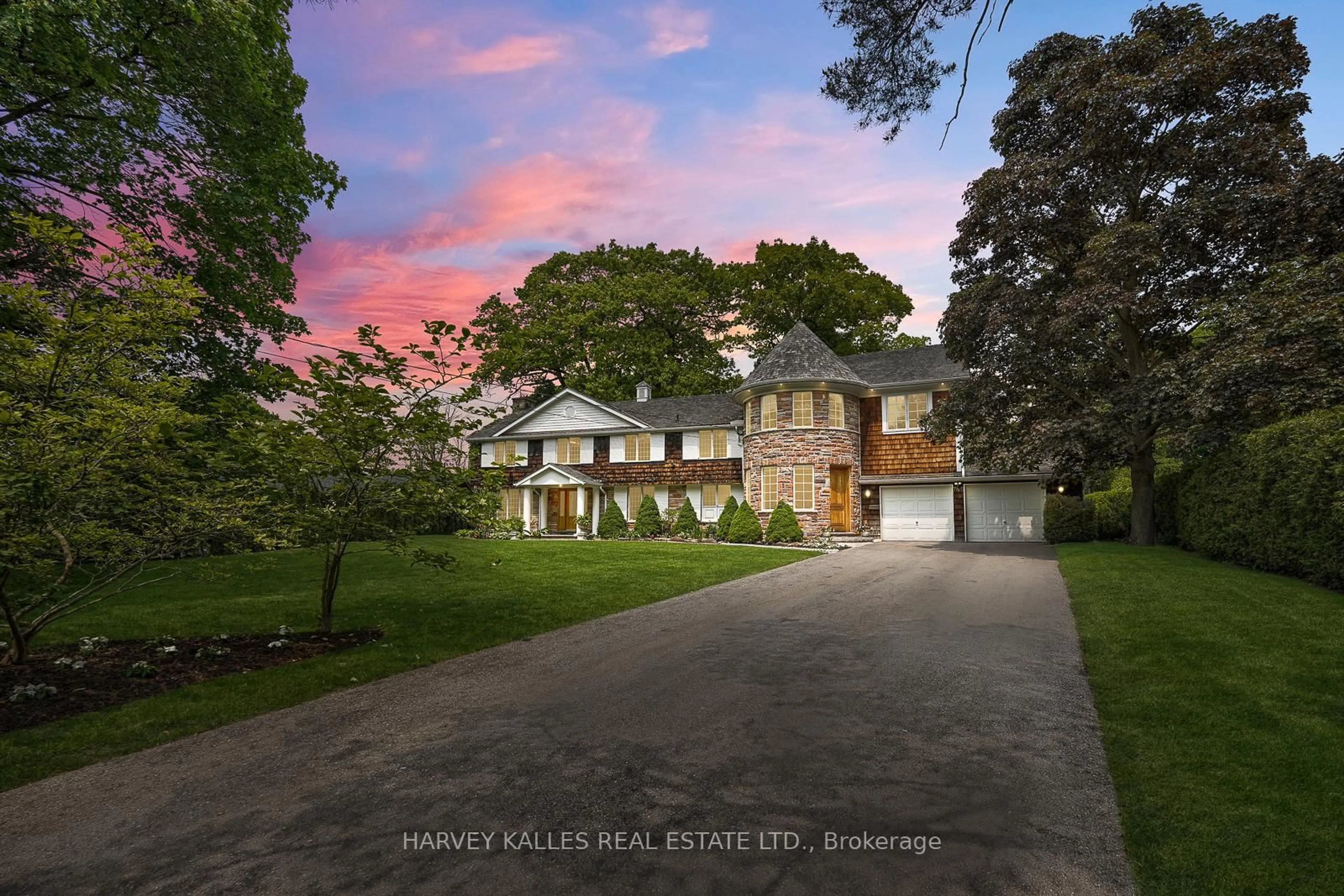 A pic from outside/outdoor area/front of a property/back of a property/a pic from drone, street for 785 Glenleven Cres, Mississauga Ontario L5H 1A9