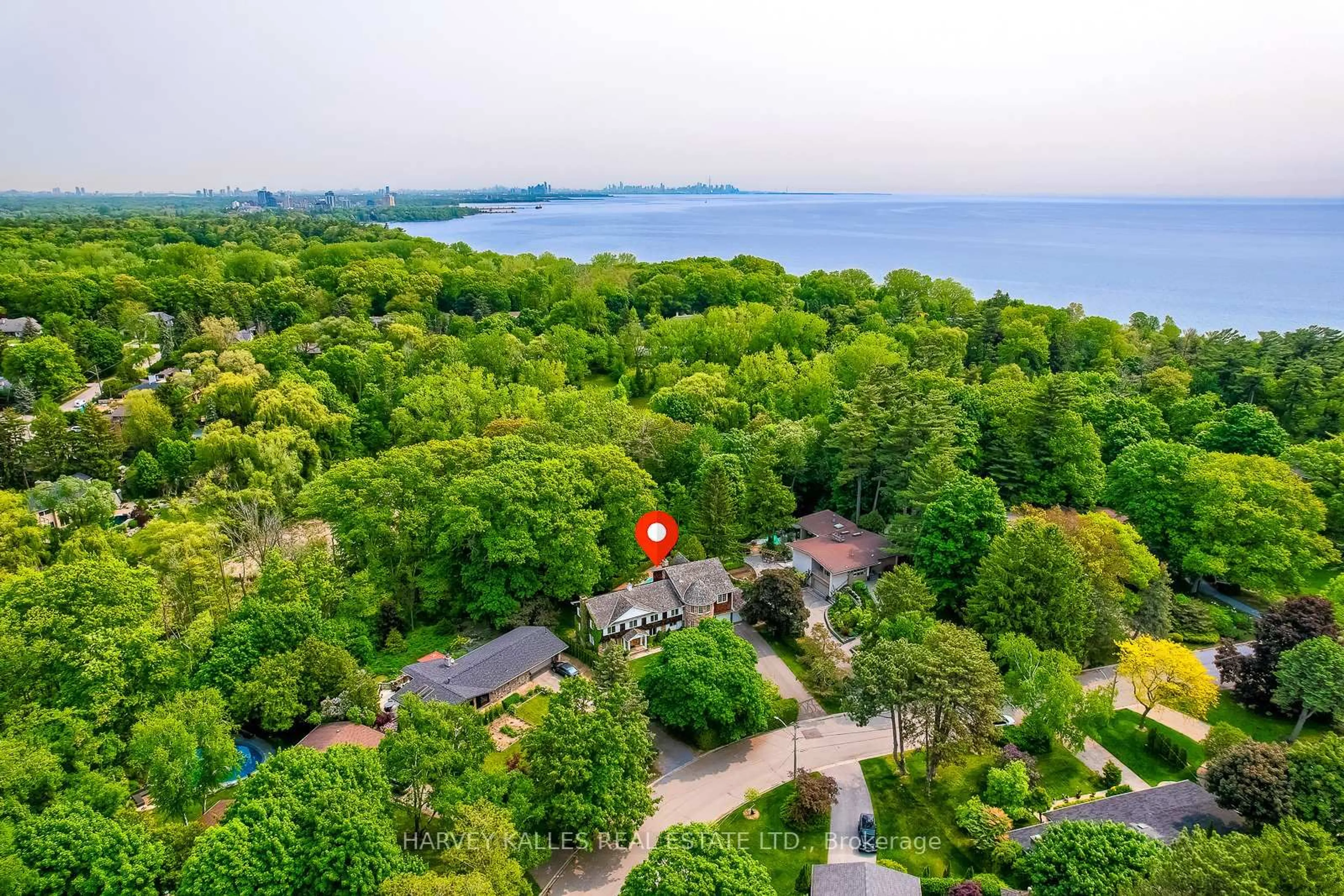 A pic from outside/outdoor area/front of a property/back of a property/a pic from drone, water/lake/river/ocean view for 785 Glenleven Cres, Mississauga Ontario L5H 1A9