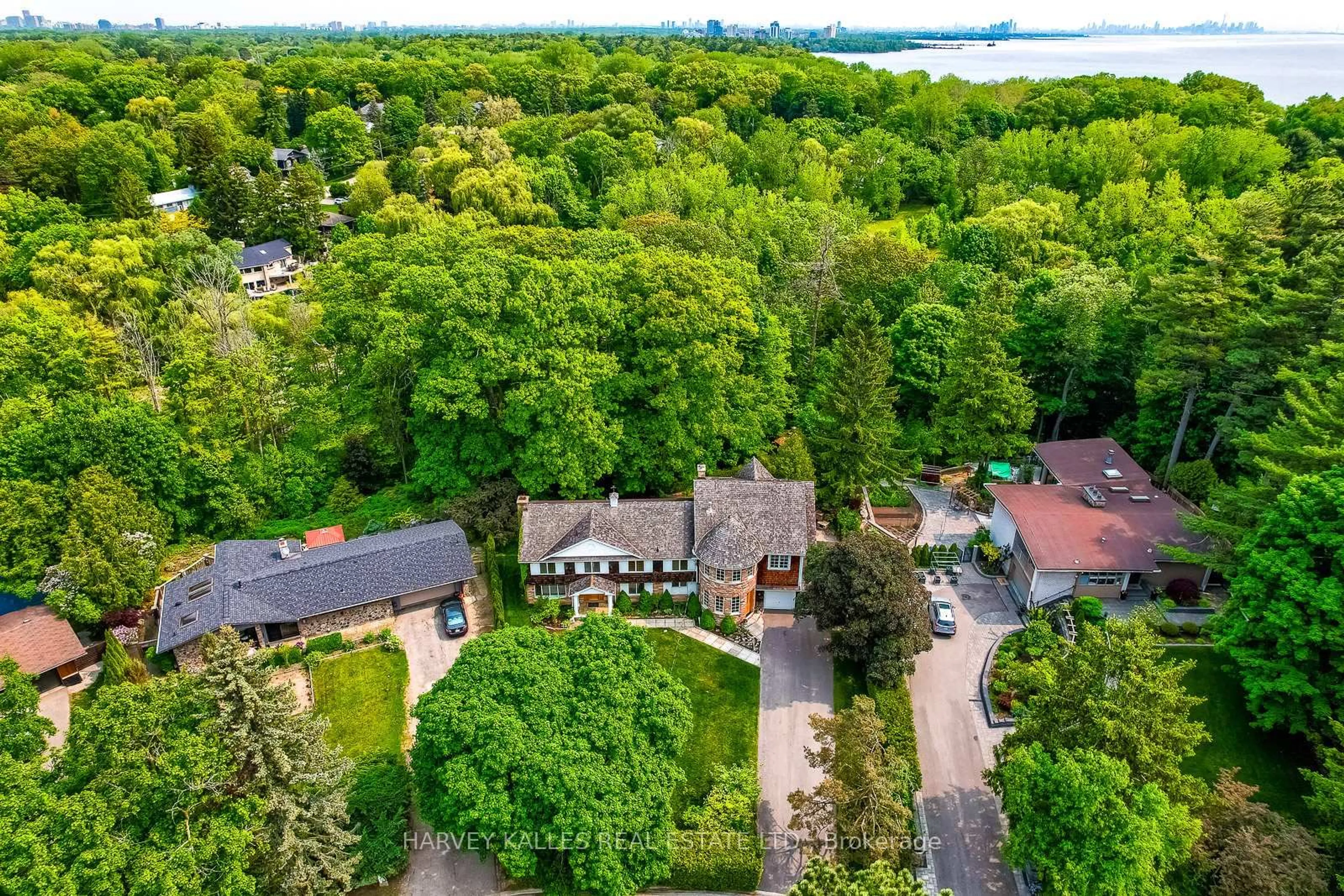 A pic from outside/outdoor area/front of a property/back of a property/a pic from drone, water/lake/river/ocean view for 785 Glenleven Cres, Mississauga Ontario L5H 1A9