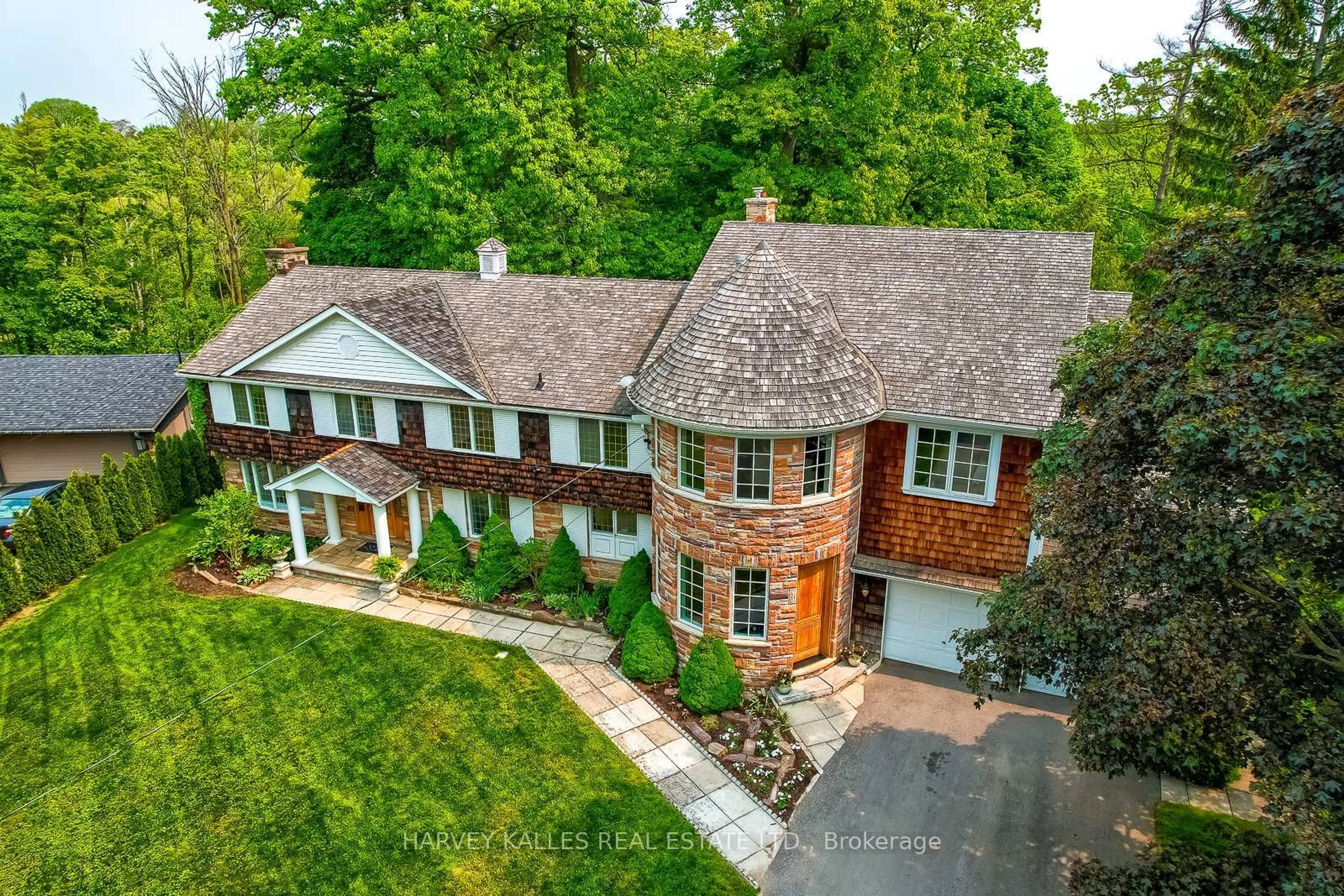 A pic from outside/outdoor area/front of a property/back of a property/a pic from drone, street for 785 Glenleven Cres, Mississauga Ontario L5H 1A9