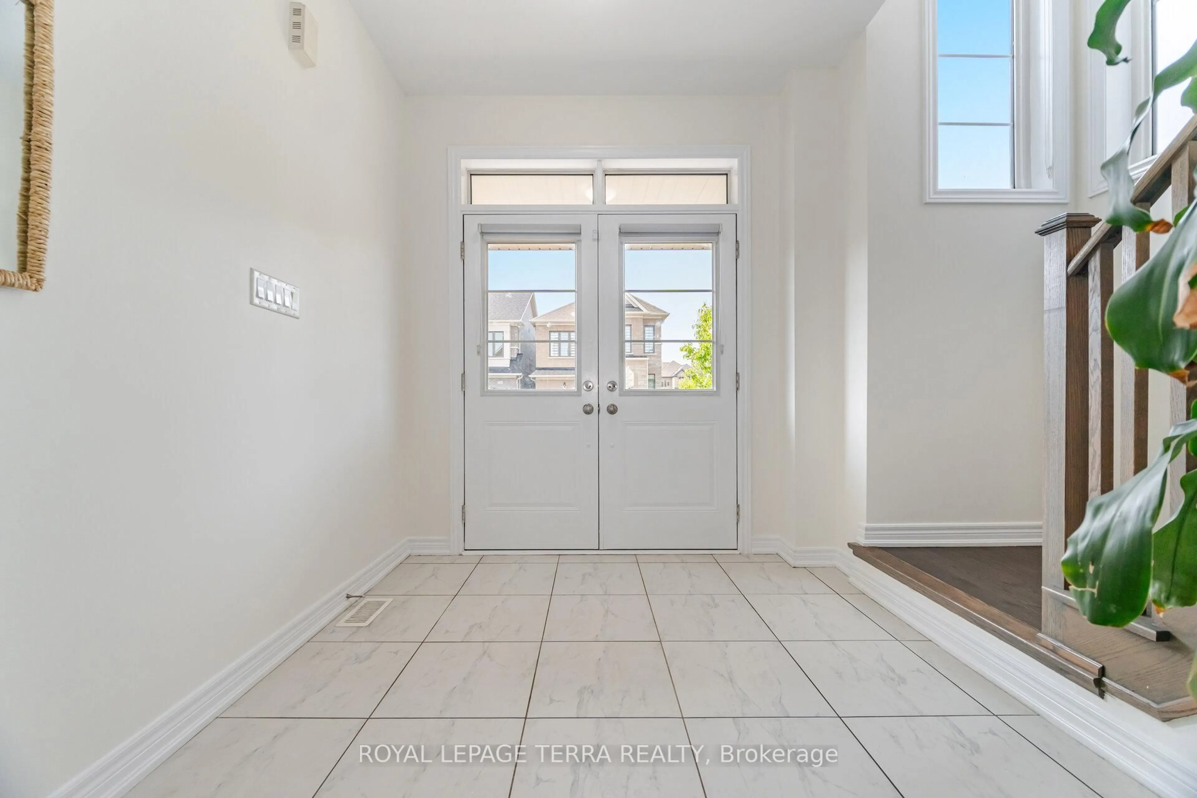 Indoor entryway for 47 Cobriza Cres, Brampton Ontario L7A 5A6