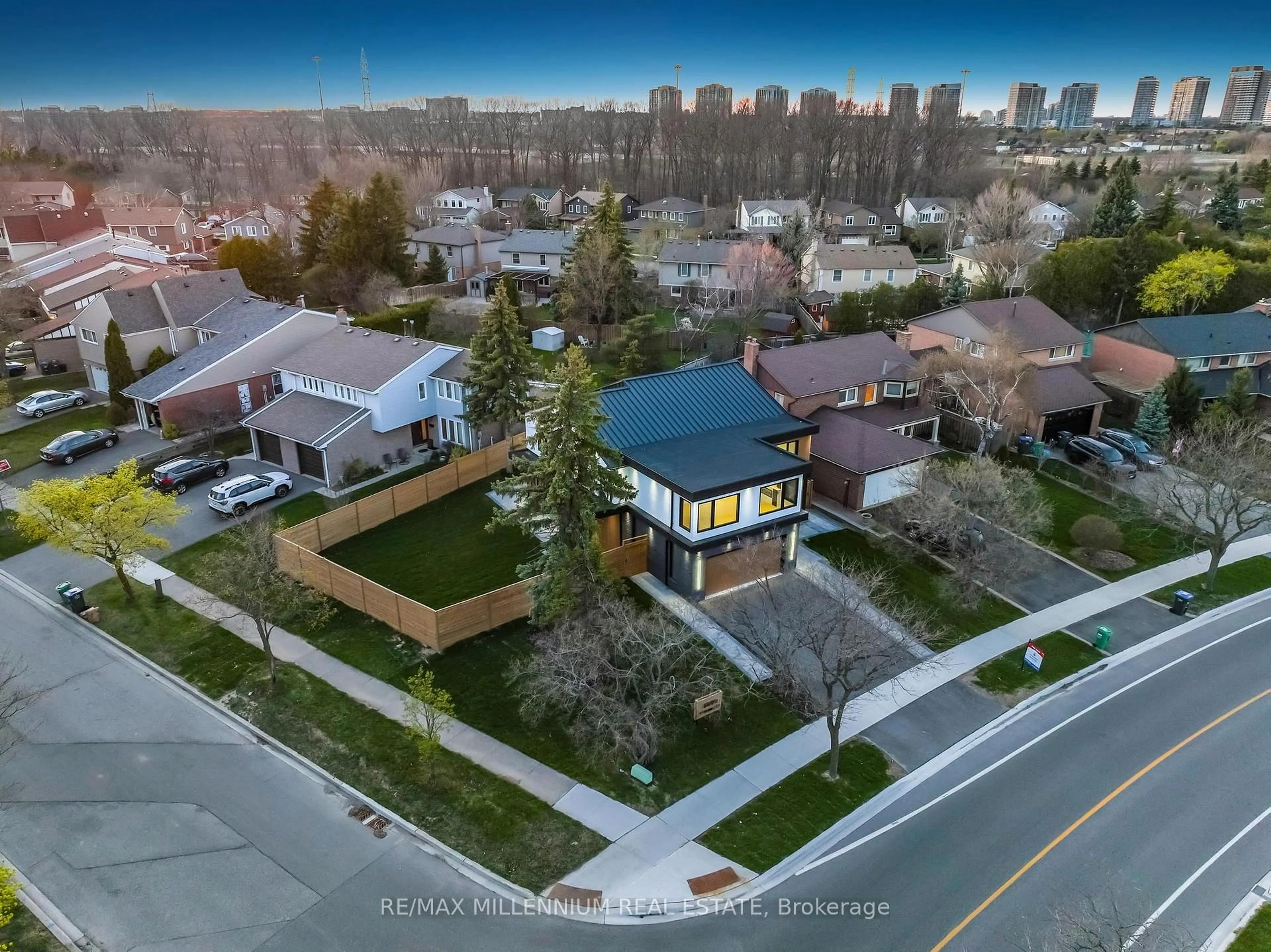 A pic from outside/outdoor area/front of a property/back of a property/a pic from drone, street for 2893 Folkway Dr, Mississauga Ontario L5L 2H2