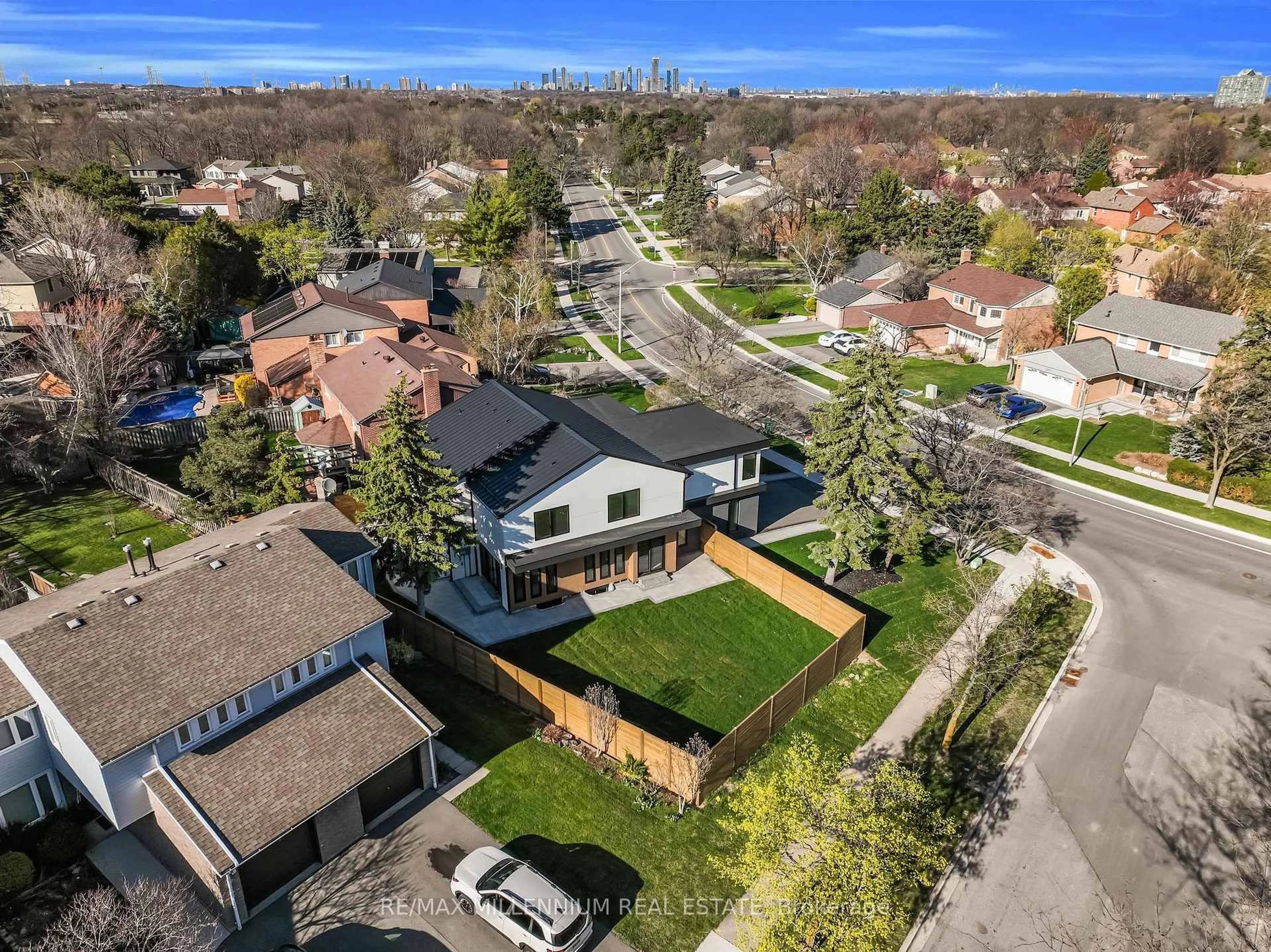 A pic from outside/outdoor area/front of a property/back of a property/a pic from drone, street for 2893 Folkway Dr, Mississauga Ontario L5L 2H2