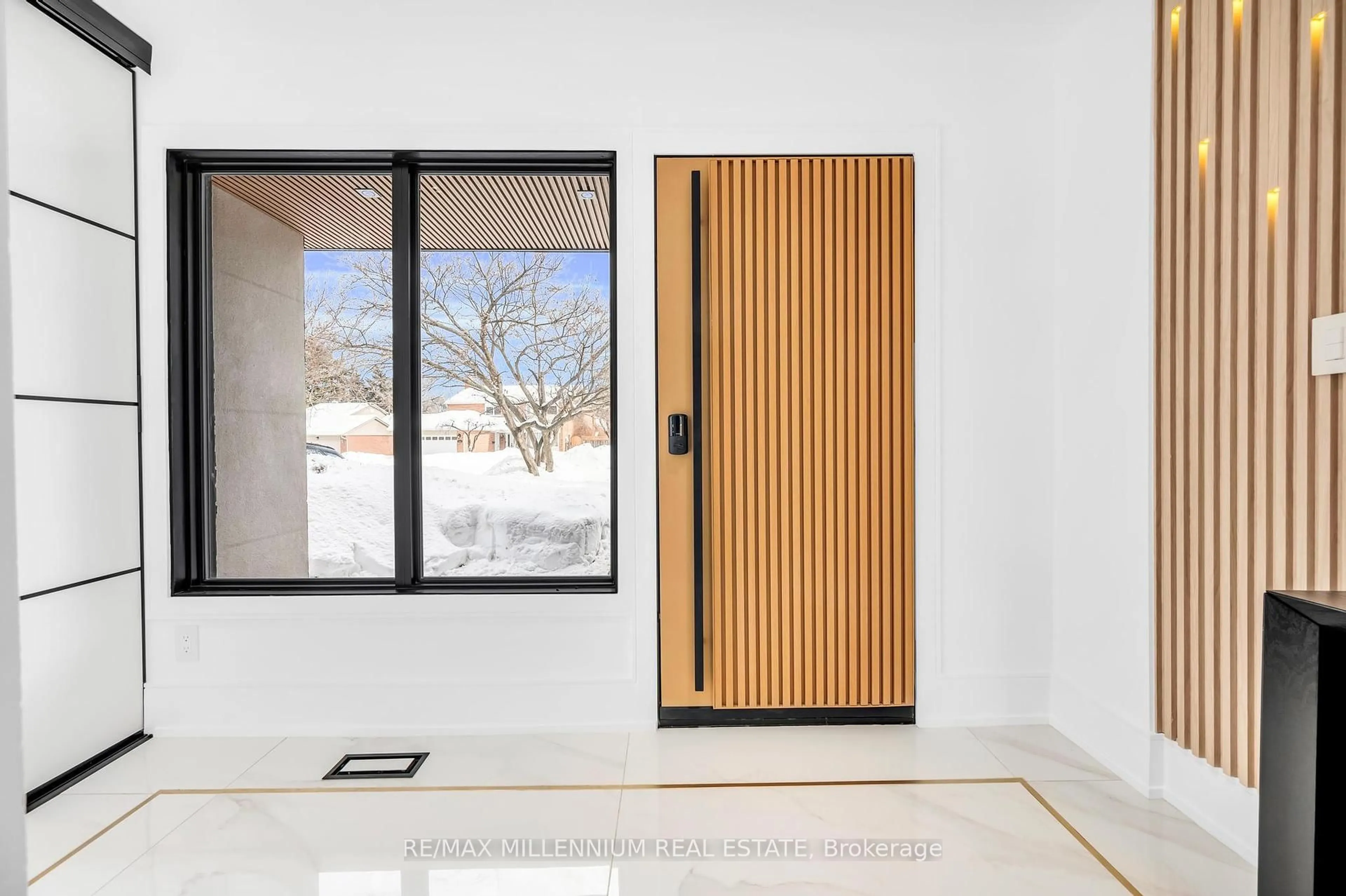 Indoor entryway for 2893 Folkway Dr, Mississauga Ontario L5L 2H2