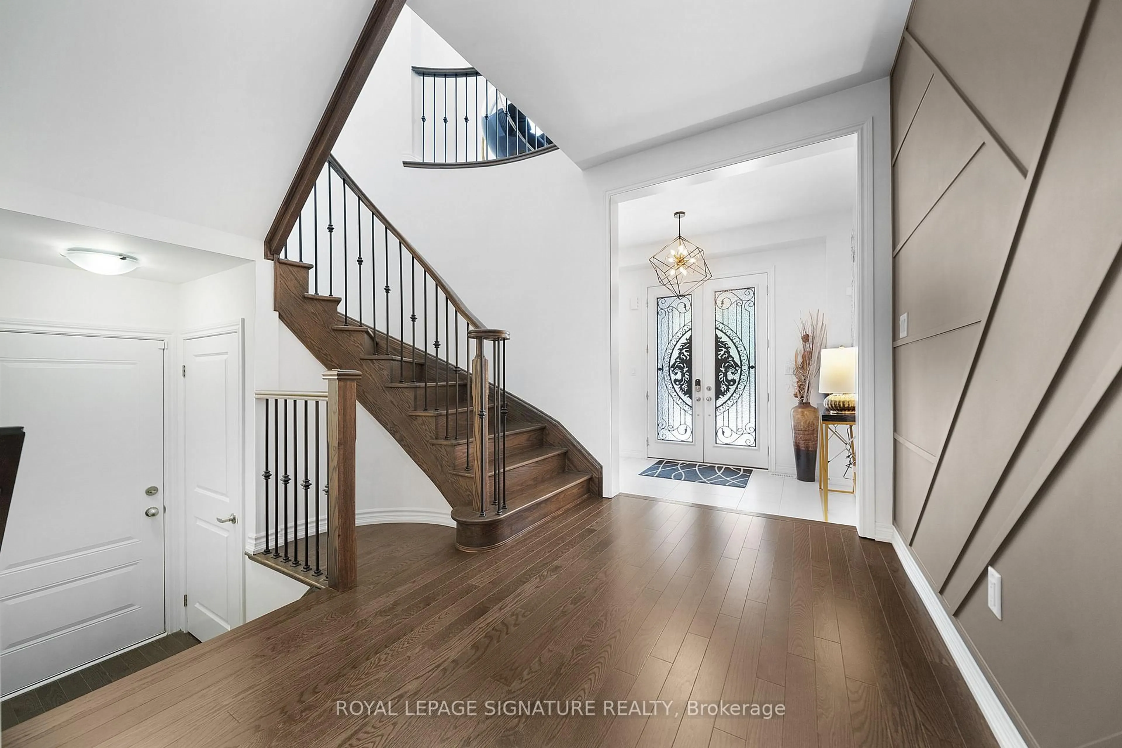 Indoor entryway for 372 Clockwork Dr, Brampton Ontario L7A 5C3