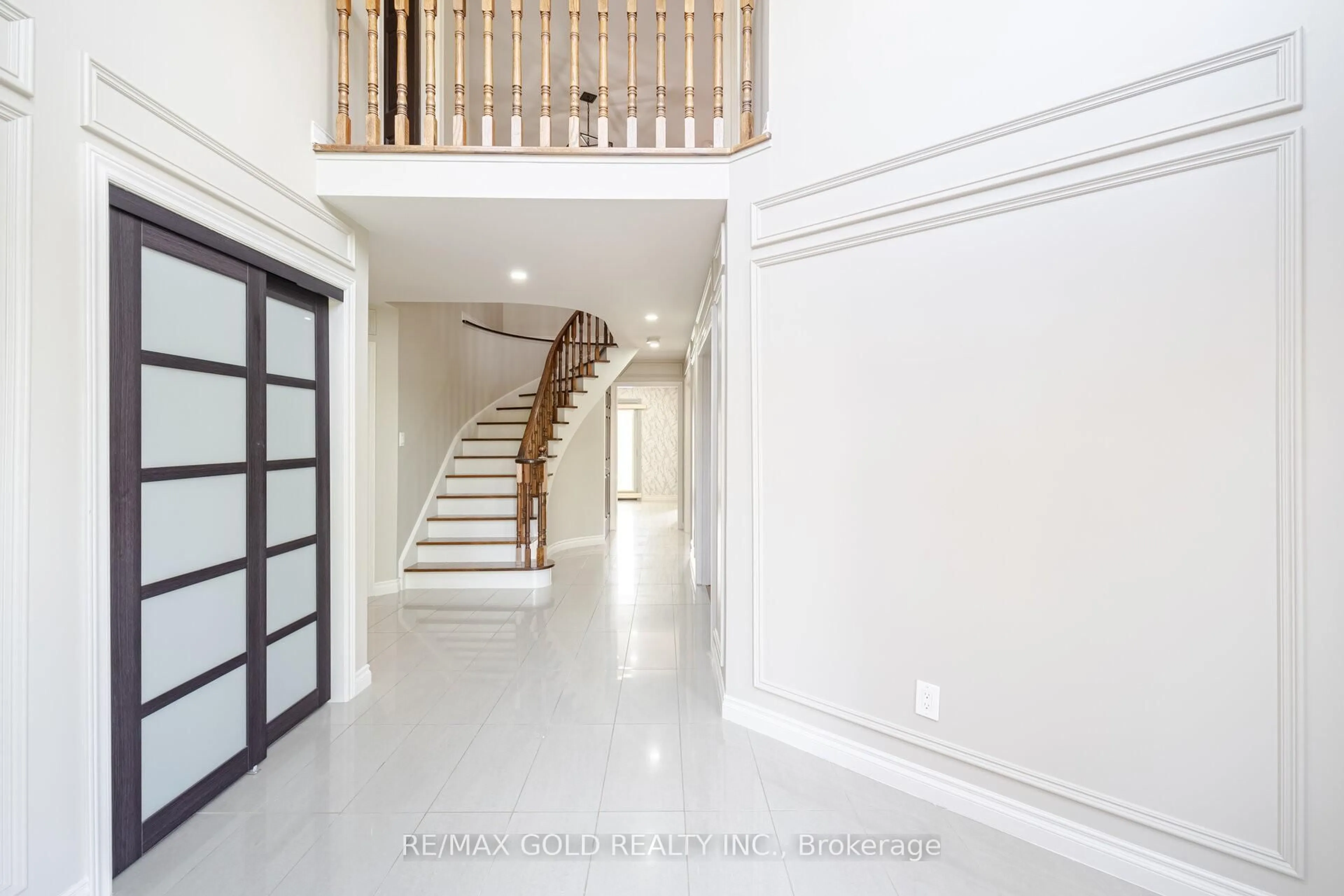 Indoor foyer for 38 Esposito Dr, Caledon Ontario L7E 1T4